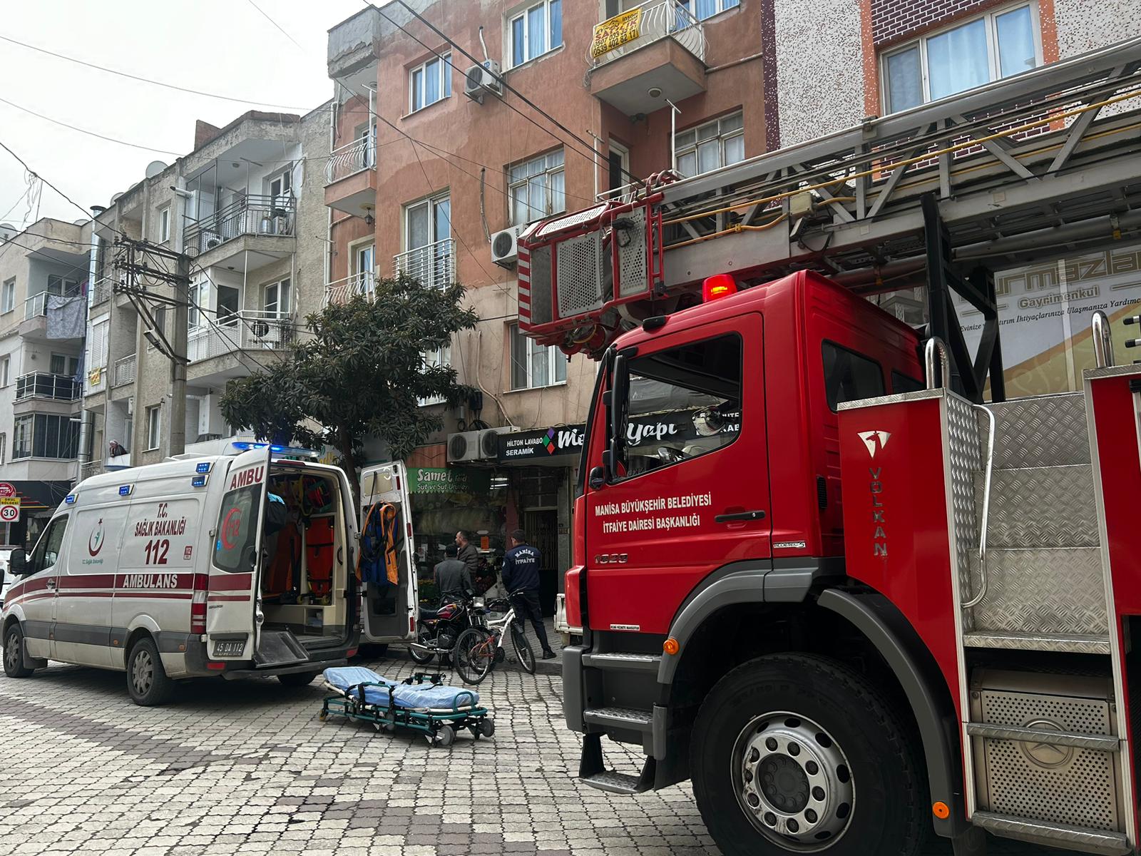 Turgutlu'da evinde düşen felçli kadının imdadına itfaiye yetişti