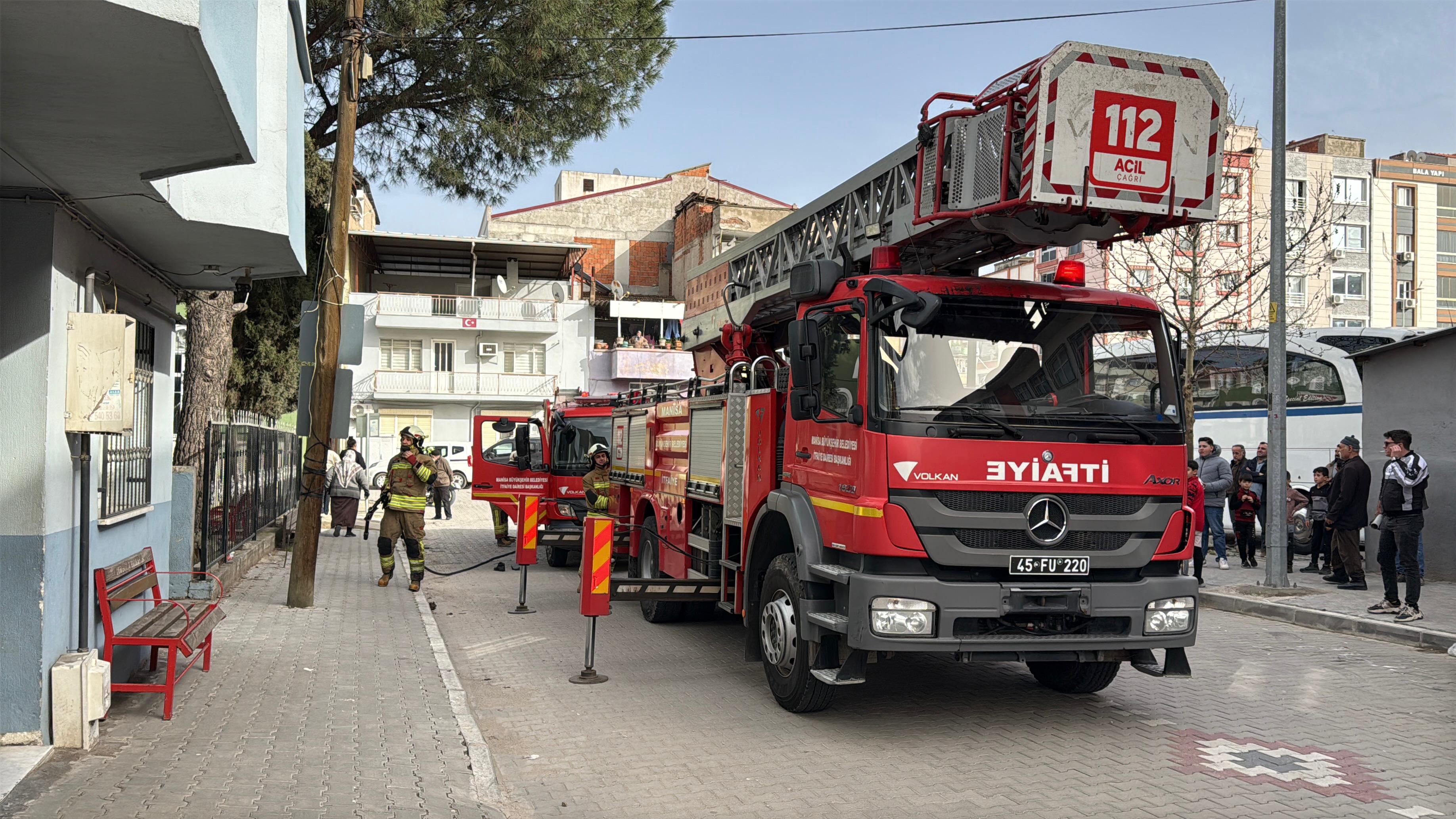 Dumanlar bir anda yükseldi! Turgutlu'da sağlık ocağında yangın