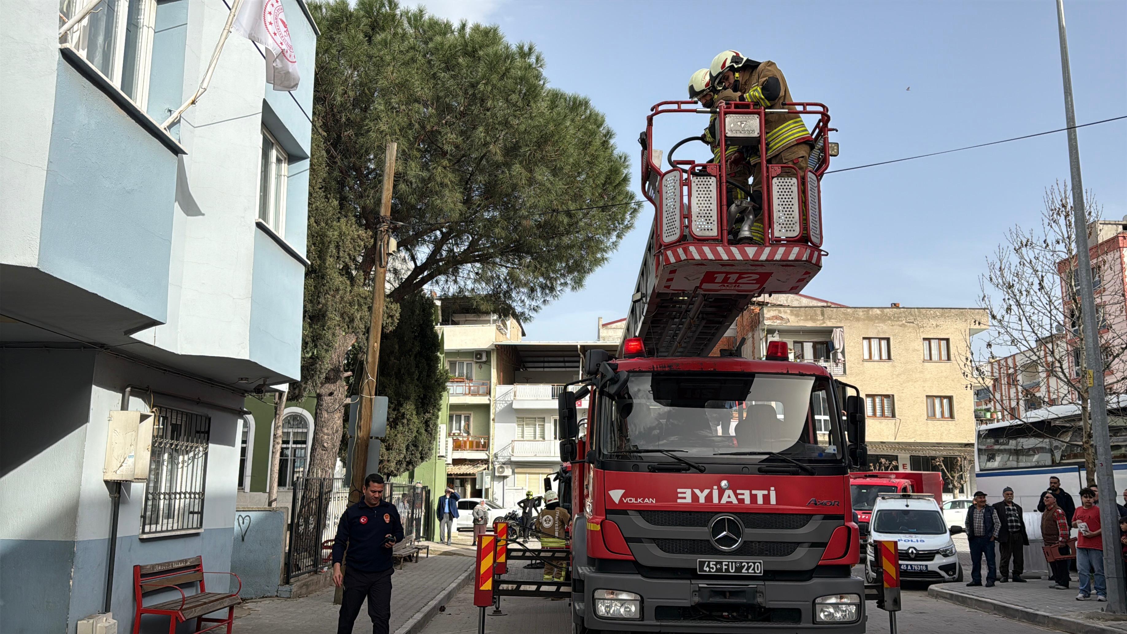 Dumanlar bir anda yükseldi! Turgutlu'da sağlık ocağında yangın