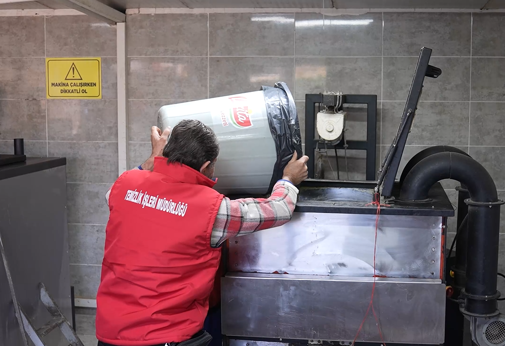 Turgutlu’da Atık Gıdalar Sahipsiz Canlara Mama Oluyor