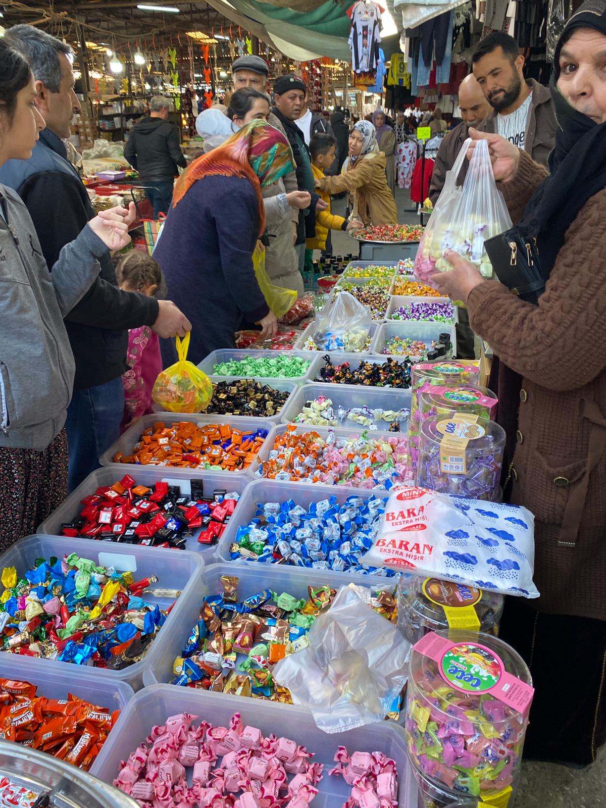 Pazartesi Pazarında Bayram Telaşı: Şeker Tezgâhlarında Tatlı Yoğunluk