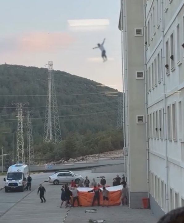 Ege'de acı olay: Yurdun penceresinden atlayan genç hayatını kaybetti!