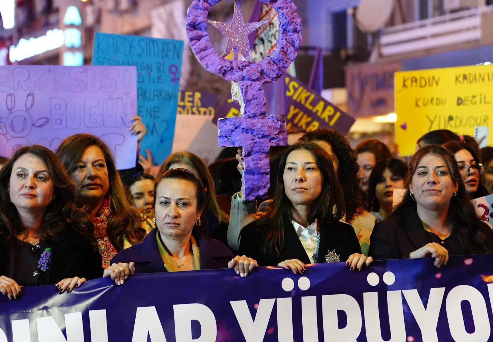 Manisa’da 8 Mart Gece Yürüyüşü: Kadınlar Eşitlik ve Özgürlük İçin Yürüdü