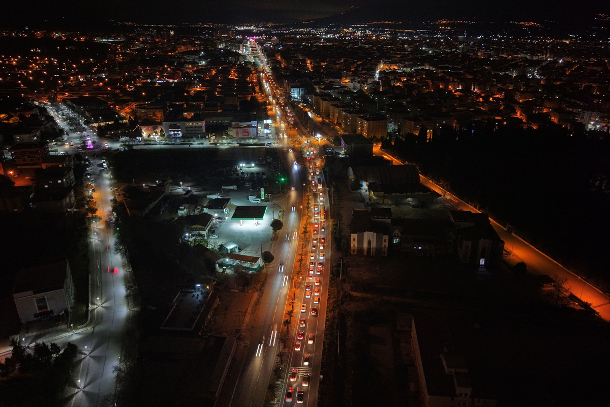 Turgutlu'da yaşanan trafik yoğunluğu böyle görüntülendi