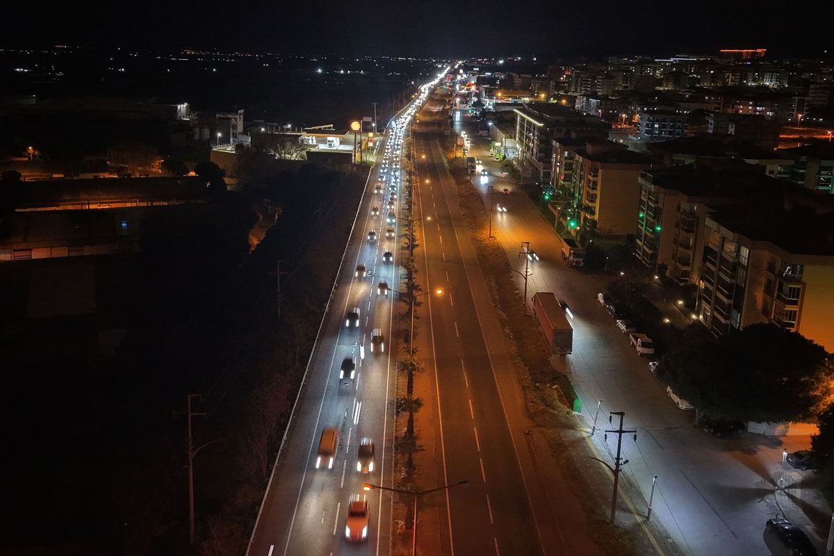 Turgutlu'da yaşanan trafik yoğunluğu böyle görüntülendi