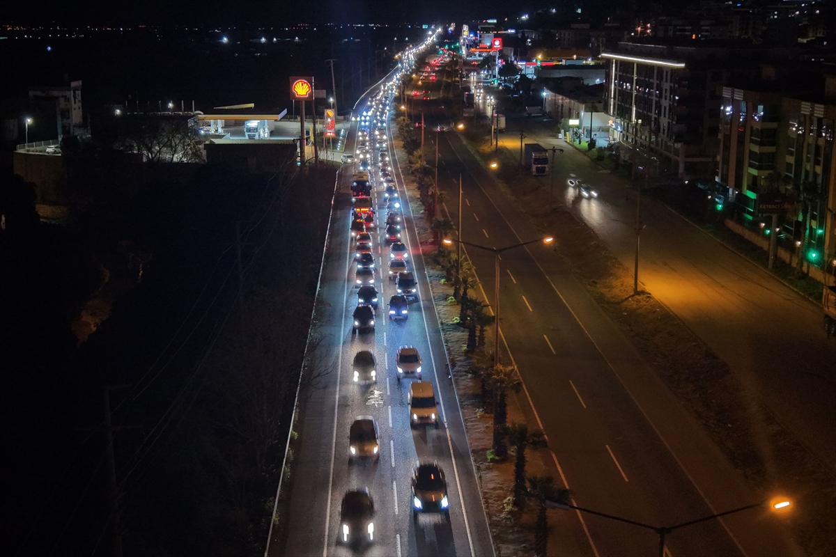 Turgutlu'da yaşanan trafik yoğunluğu böyle görüntülendi