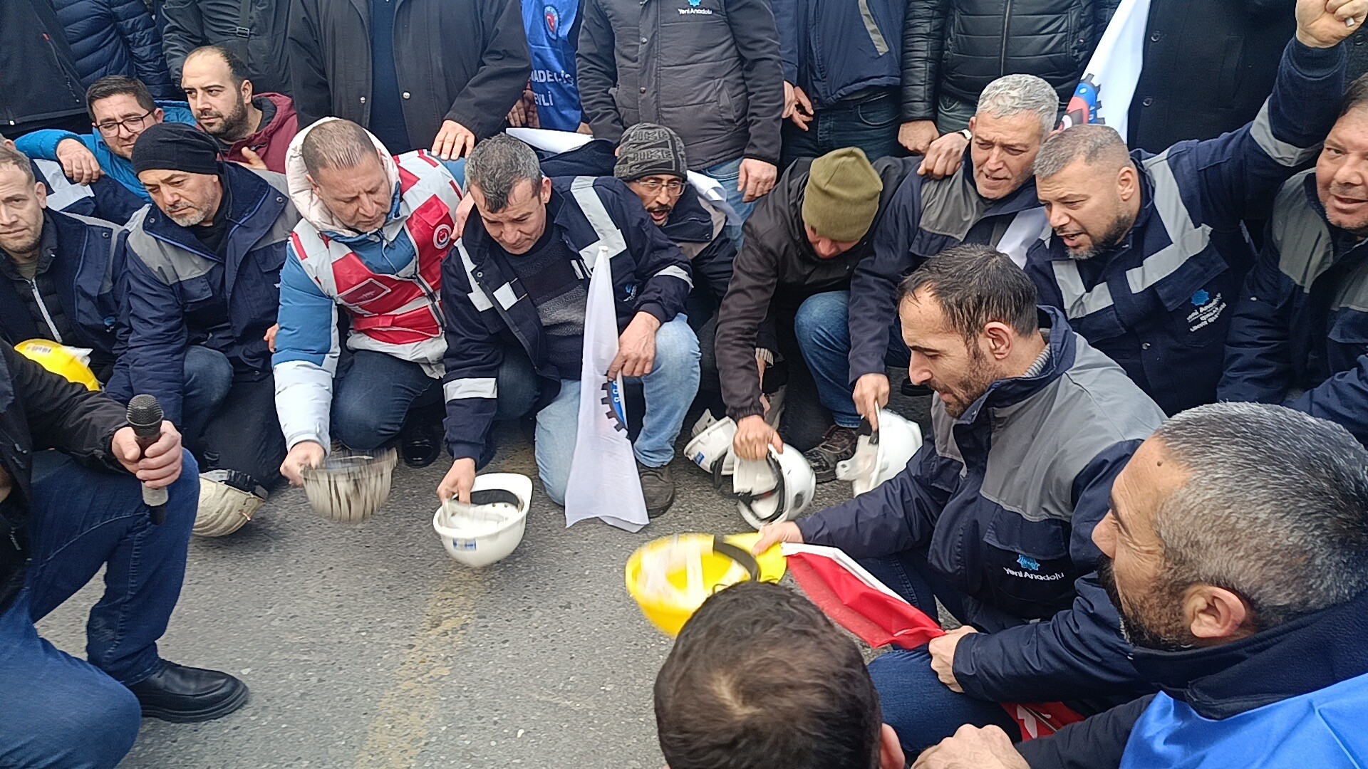 Soma’da Madenciler Maaş Eyleminde: “Sadaka Değil, Hakkımızı İstiyoruz”