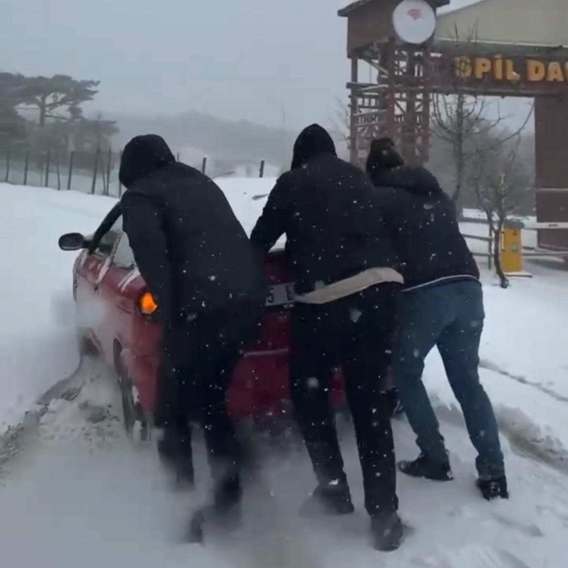 Spil, Nif Dağı, Bozdağ... Bayramın ilk gününde kar sürprizi