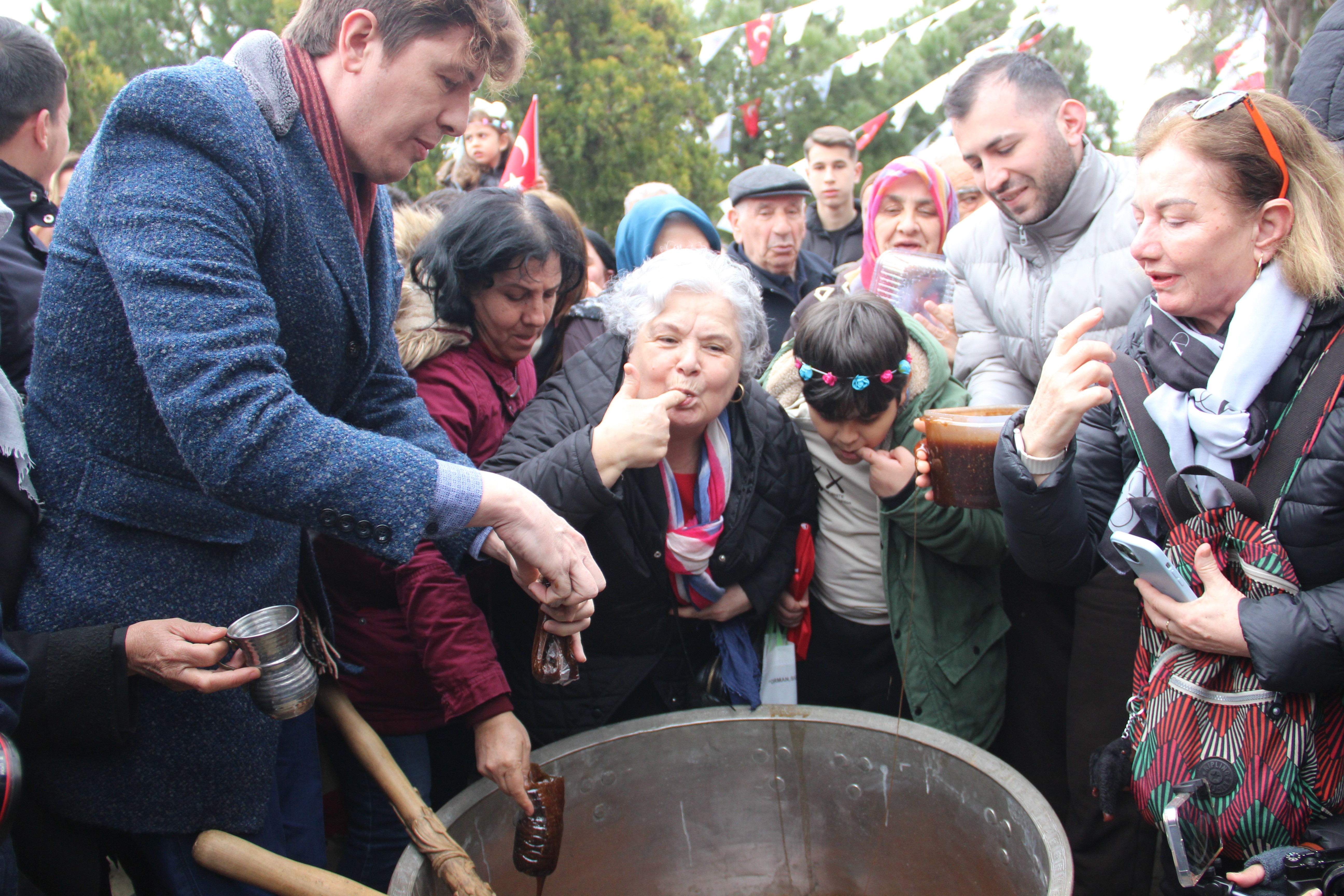Mesir Macunundan alabilmek için kazanın içine girdiler