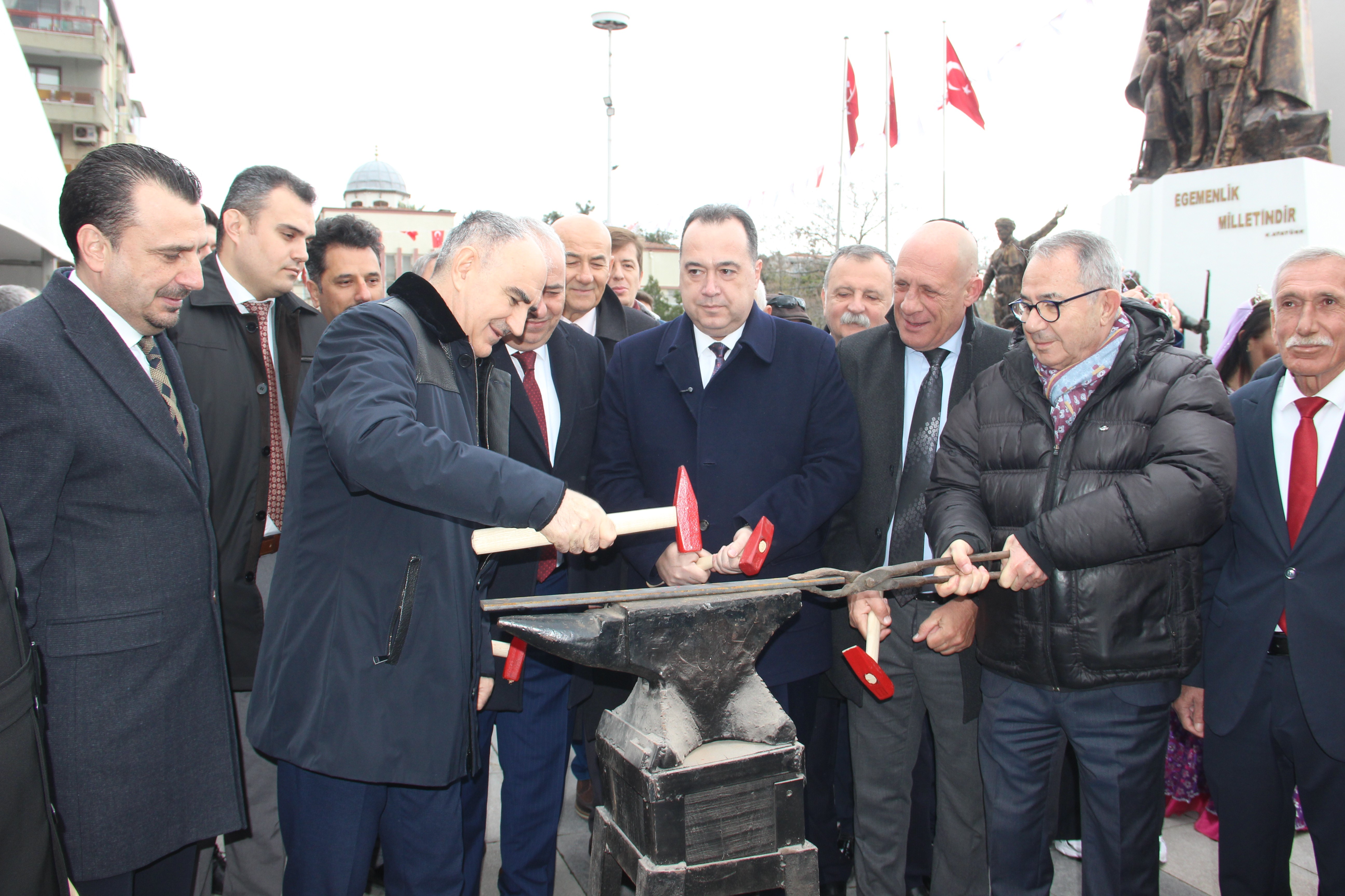 Mesir Macunundan alabilmek için kazanın içine girdiler