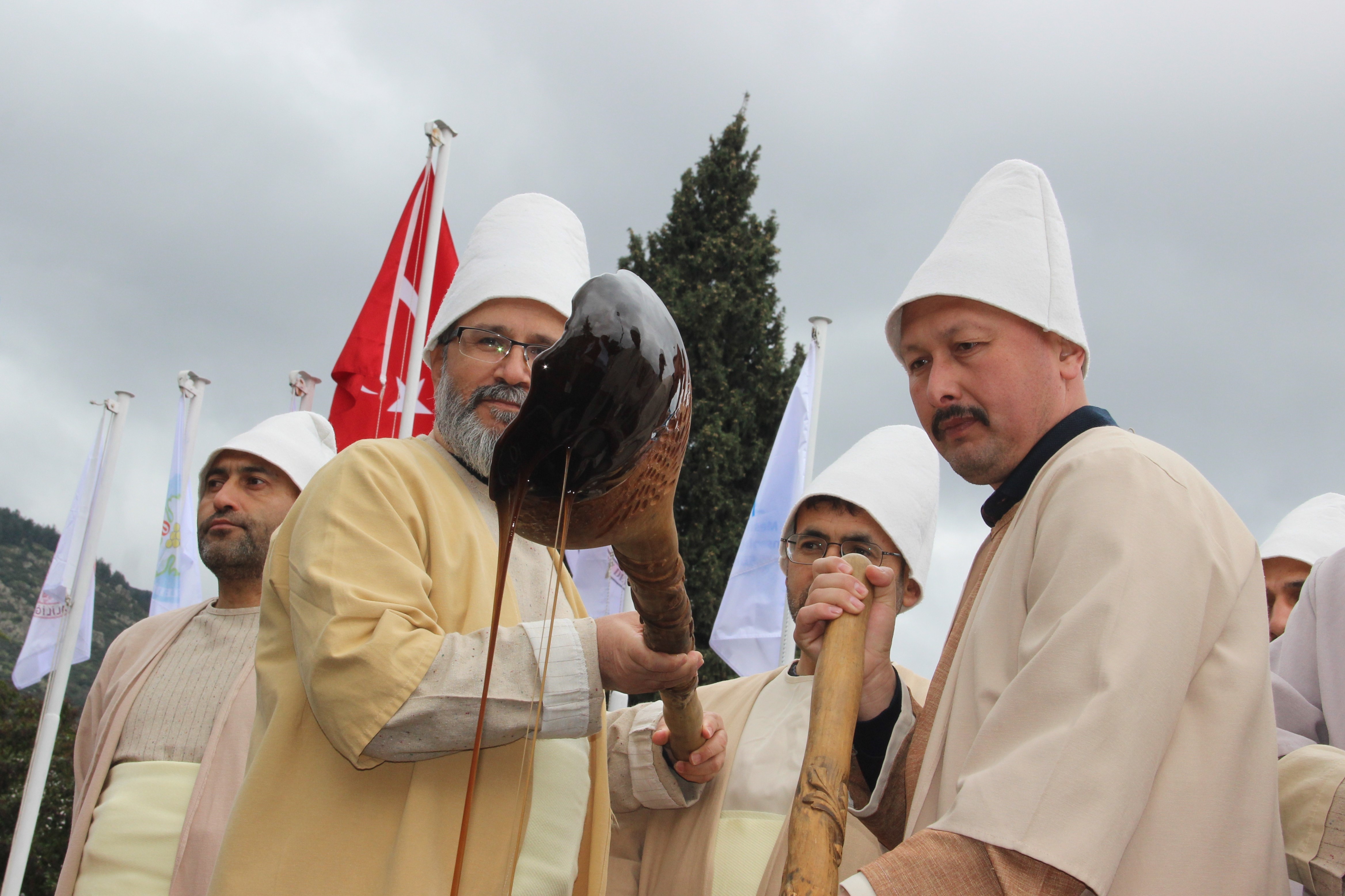 Mesir Macunundan alabilmek için kazanın içine girdiler