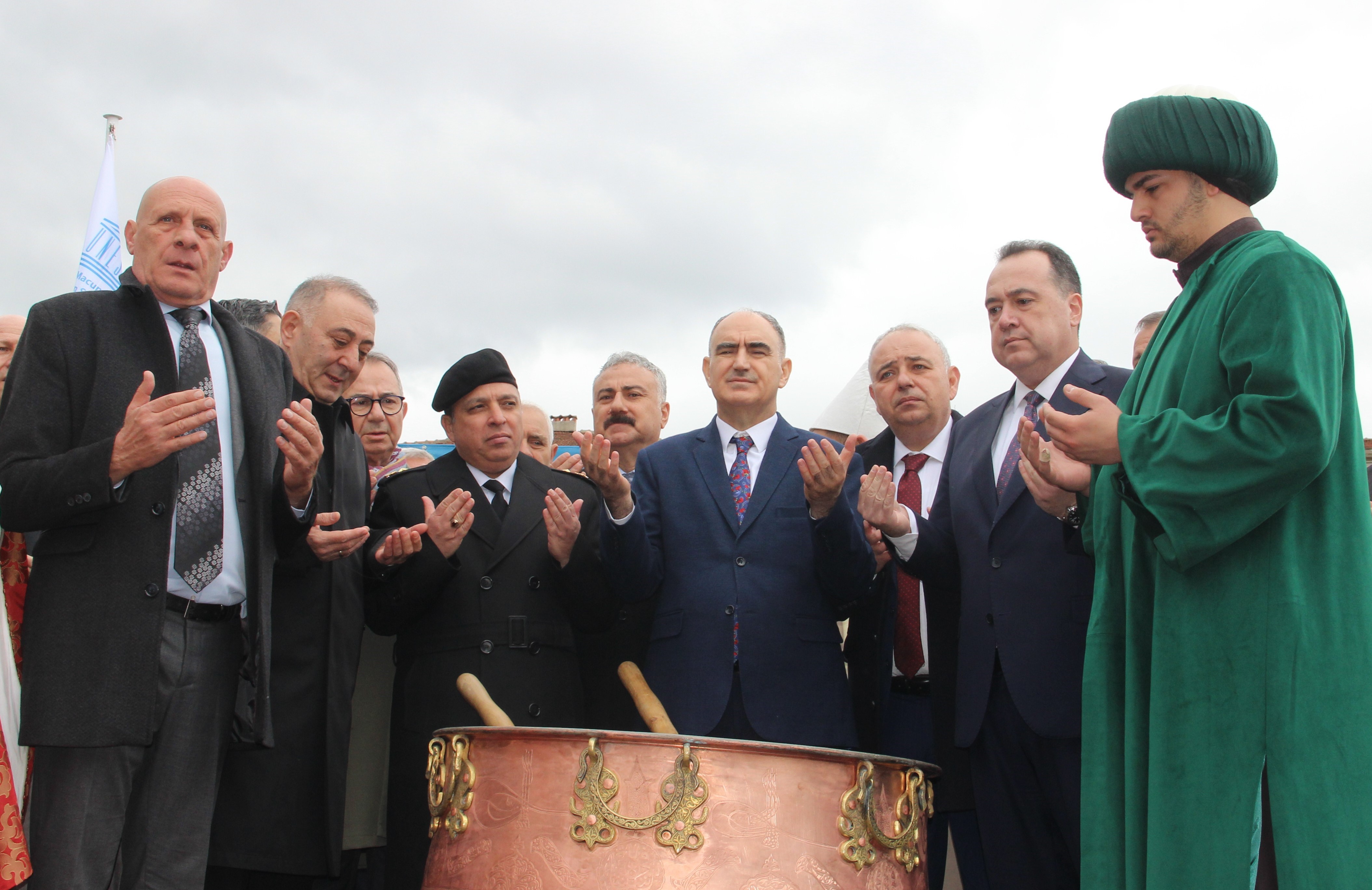 Mesir Macunundan alabilmek için kazanın içine girdiler