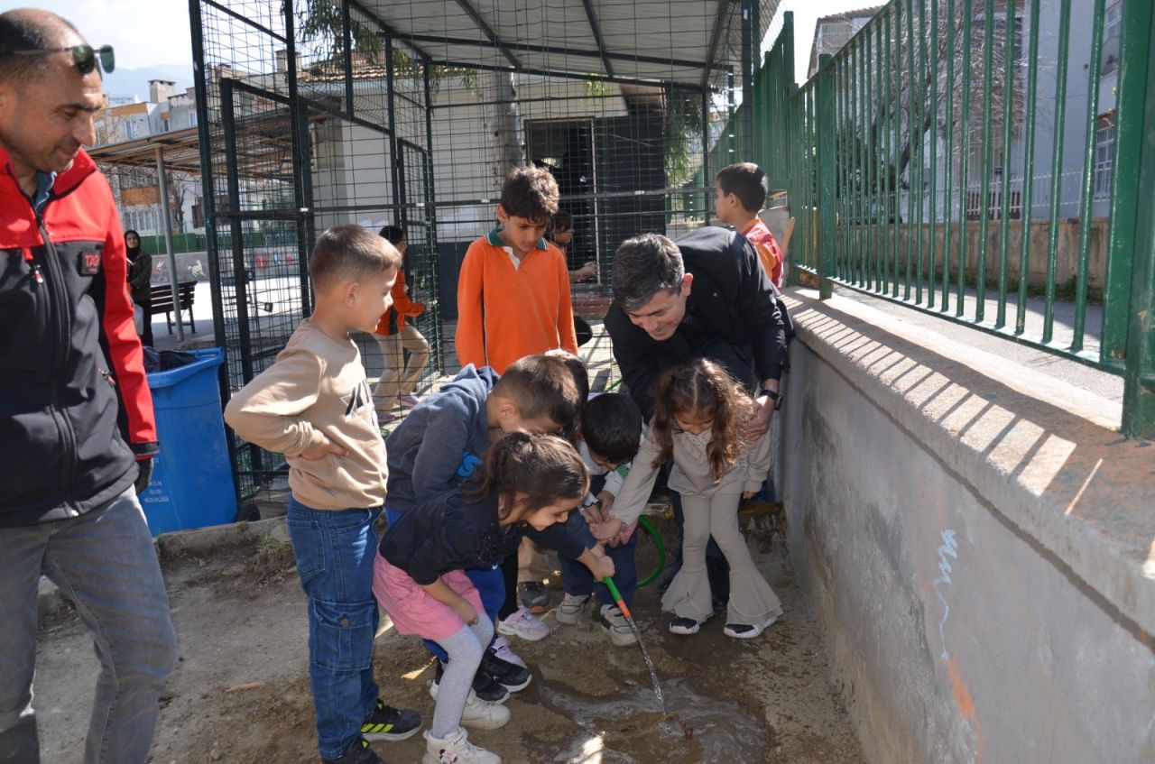 Manisa’da çocuklar okul bahçesinde üzüm yetiştirecek