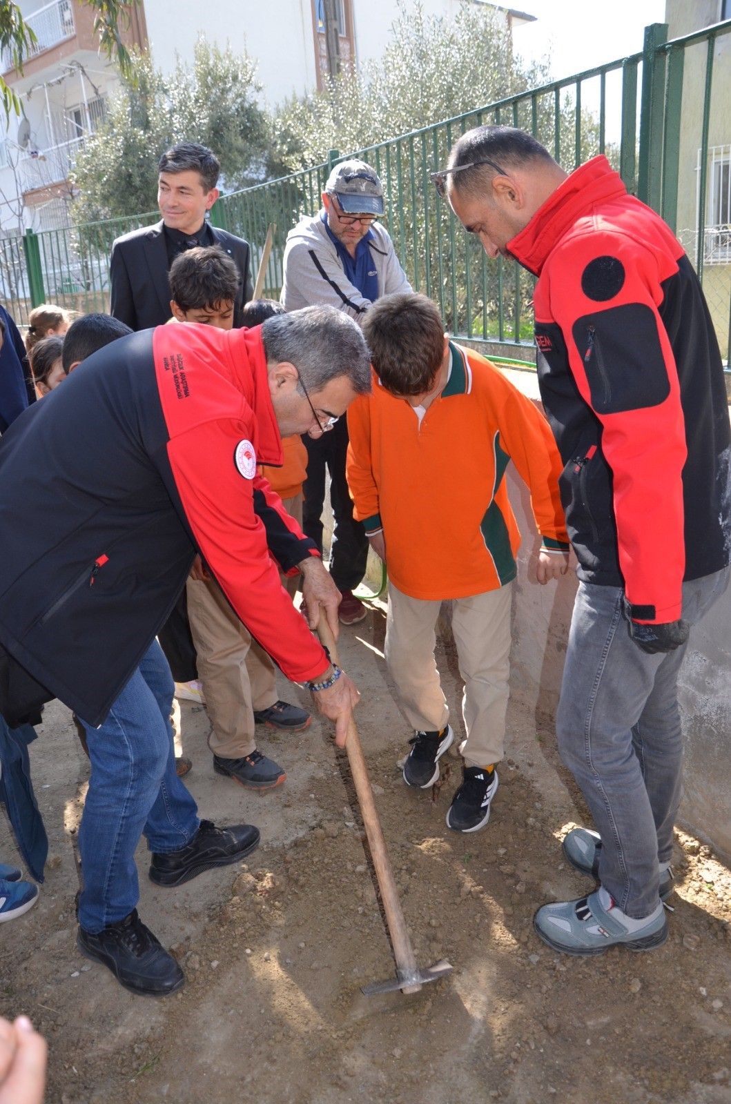 Manisa’da çocuklar okul bahçesinde üzüm yetiştirecek