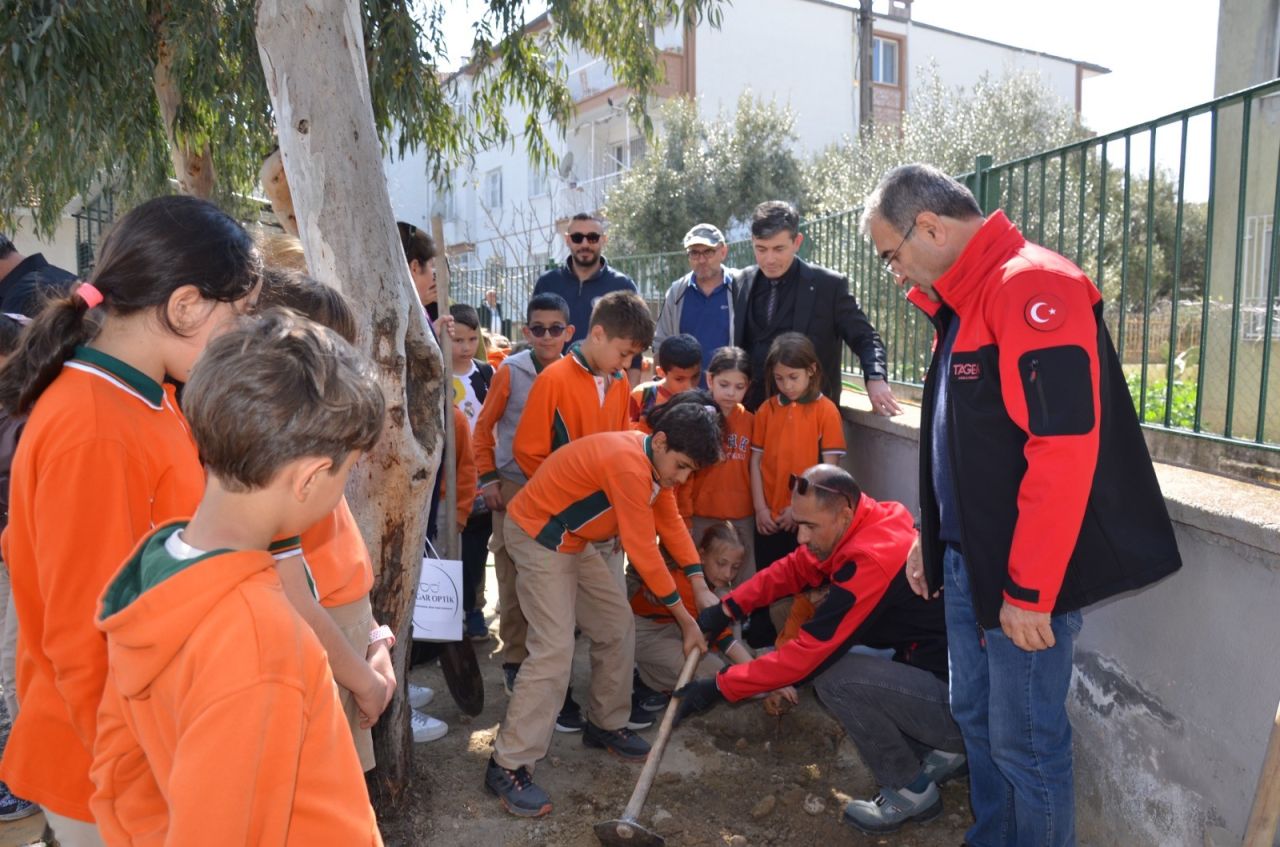 Manisa’da çocuklar okul bahçesinde üzüm yetiştirecek
