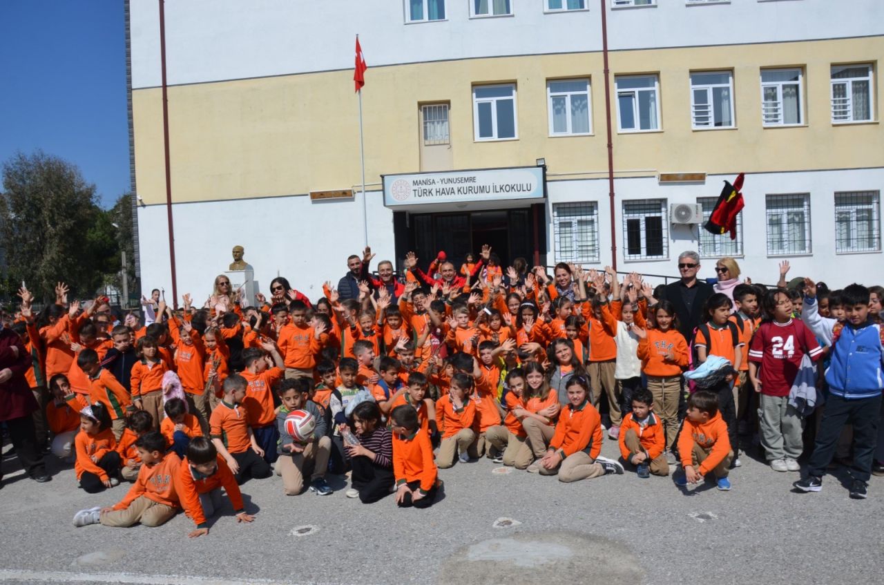 Manisa’da çocuklar okul bahçesinde üzüm yetiştirecek