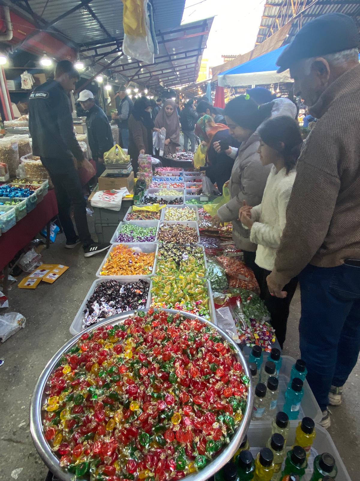 Pazartesi Pazarında Bayram Telaşı: Şeker Tezgâhlarında Tatlı Yoğunluk
