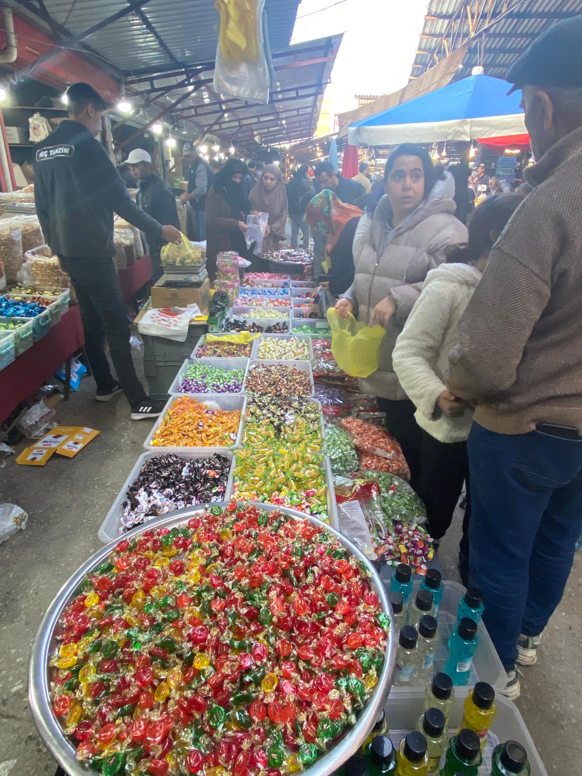 Pazartesi Pazarında Bayram Telaşı: Şeker Tezgâhlarında Tatlı Yoğunluk