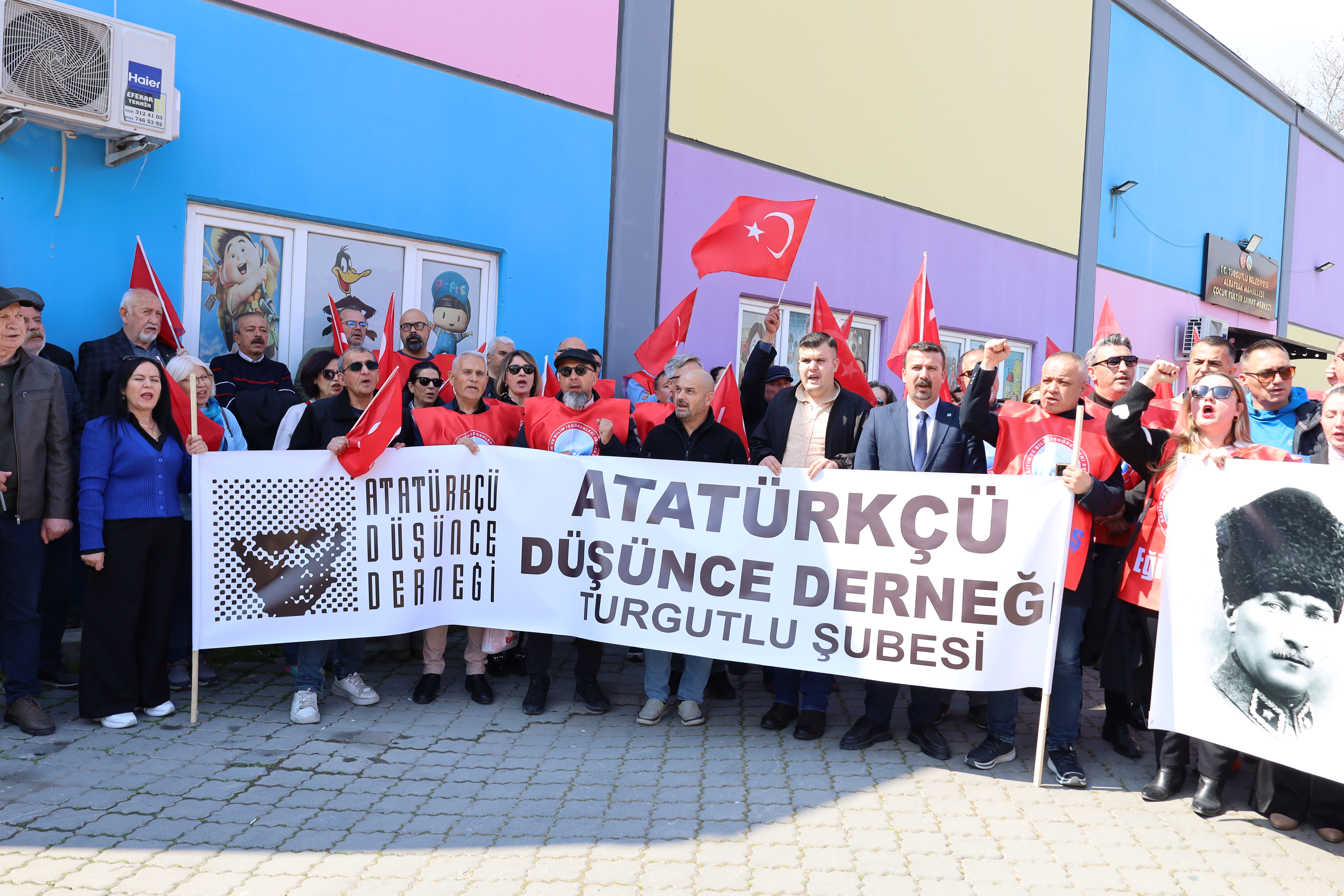 Turgutlu’da eğitimciyi hedef gösterenlere karşı okul önünde tepki