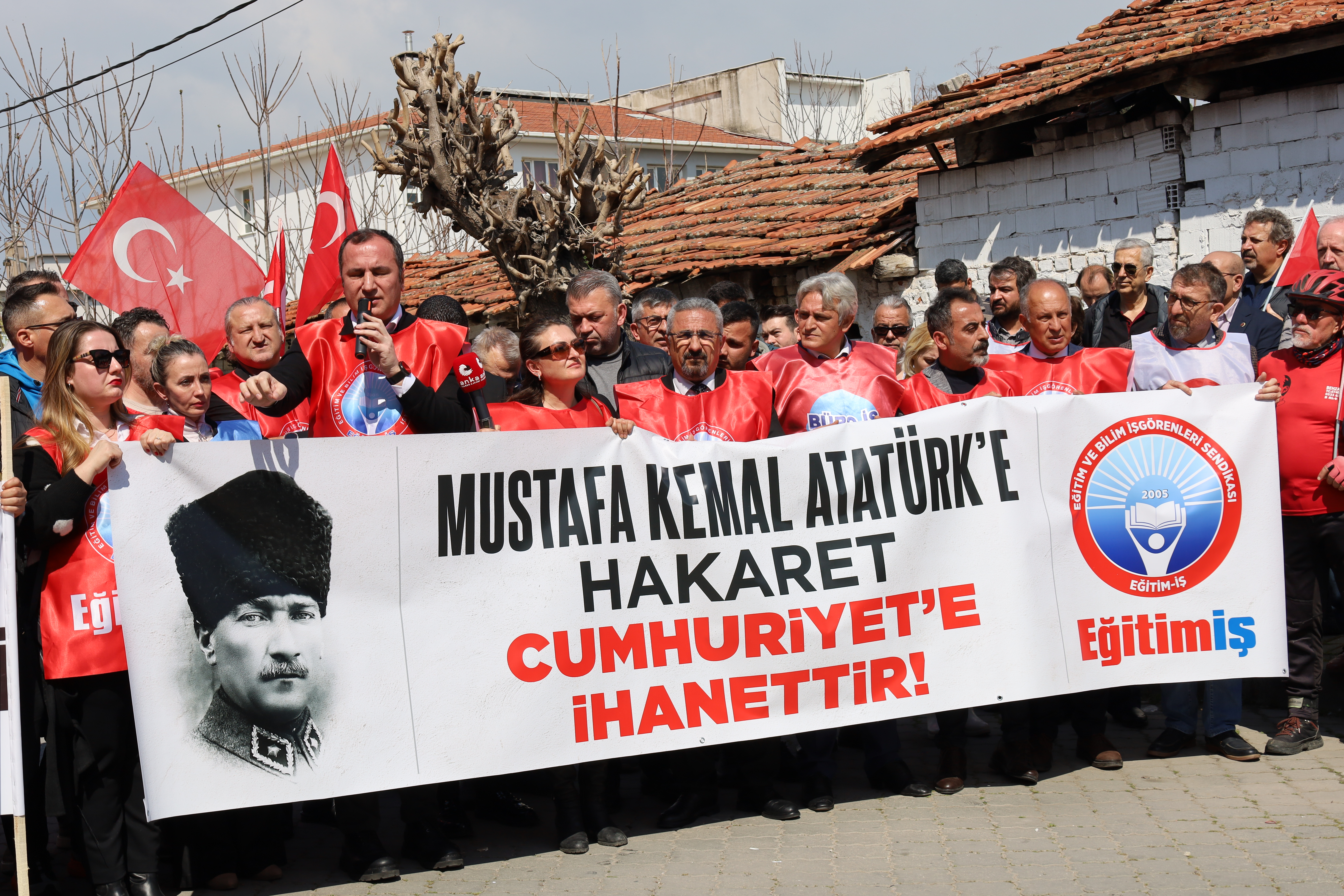 Turgutlu’da eğitimciyi hedef gösterenlere karşı okul önünde tepki