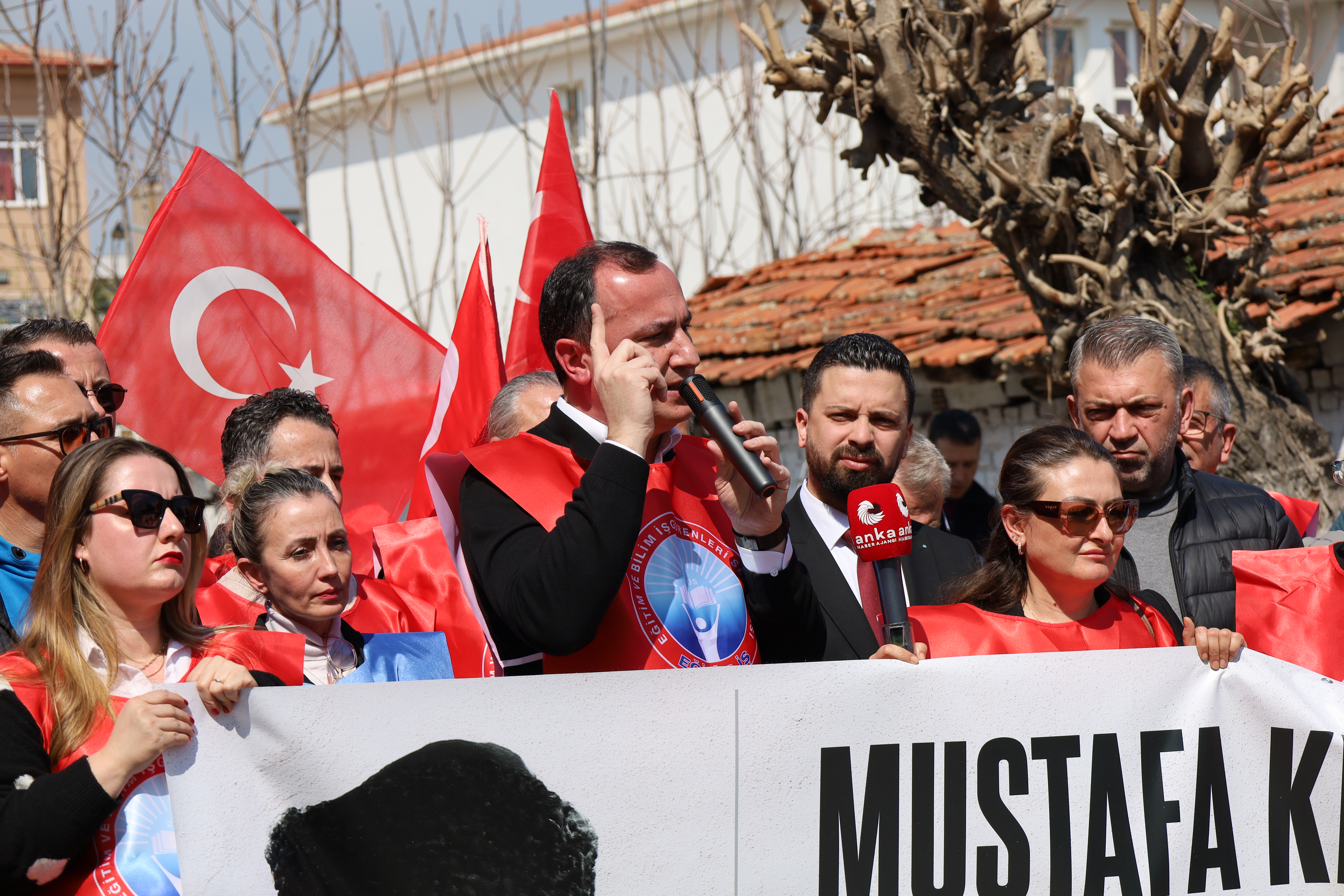 Turgutlu’da eğitimciyi hedef gösterenlere karşı okul önünde tepki