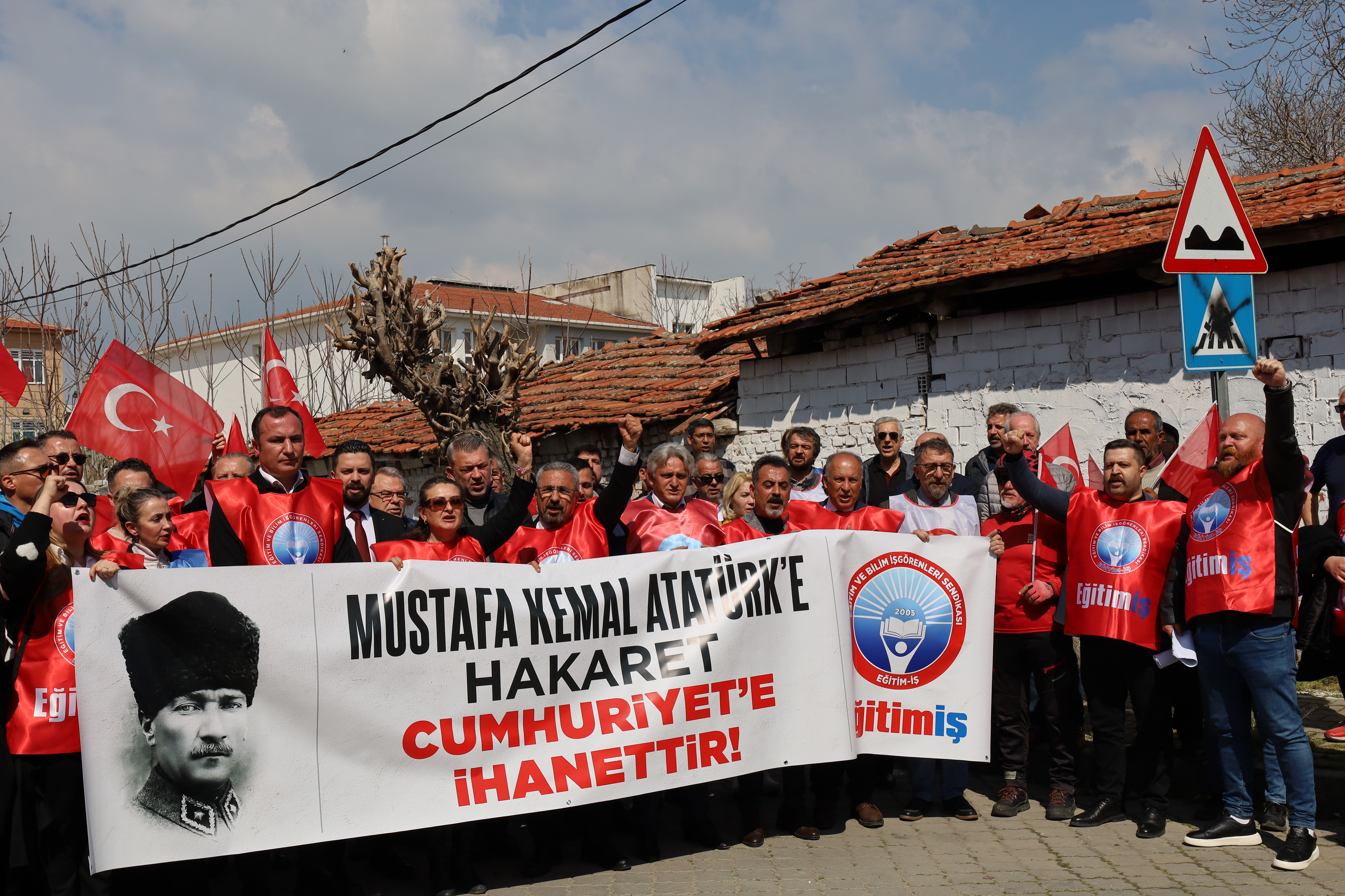 Turgutlu’da eğitimciyi hedef gösterenlere karşı okul önünde tepki
