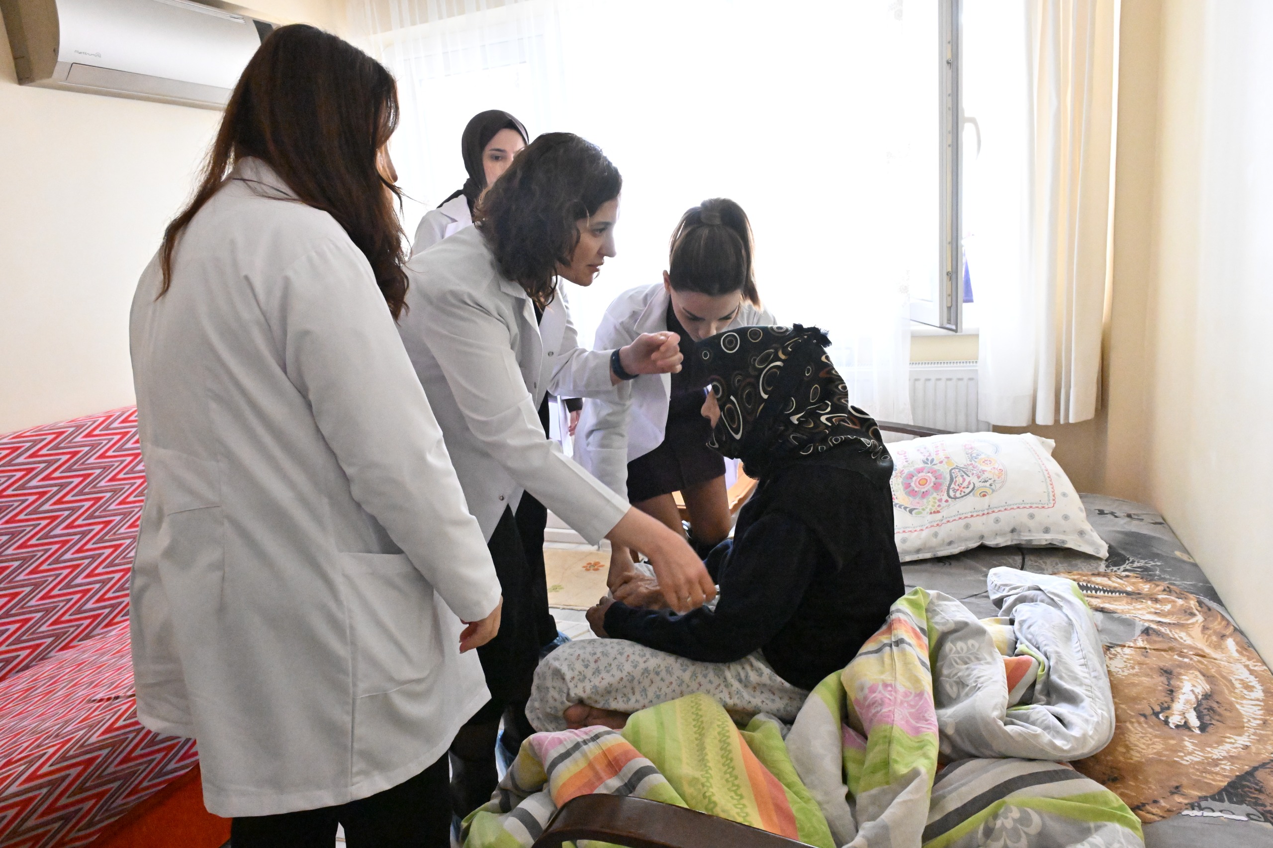 Manisa Büyükşehir'den 65 Yaş Üstüne Evde Bakım Hizmeti