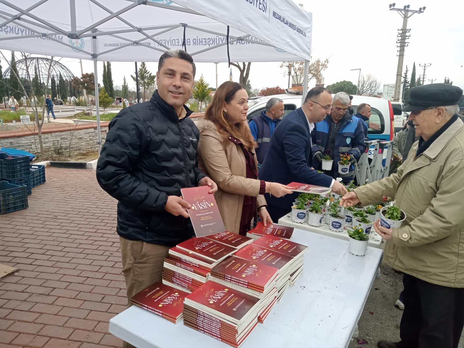 İlçelerde kabir ziyaretinde 20 Bin Yasin, 20 Bin Çiçek dağıtıldı