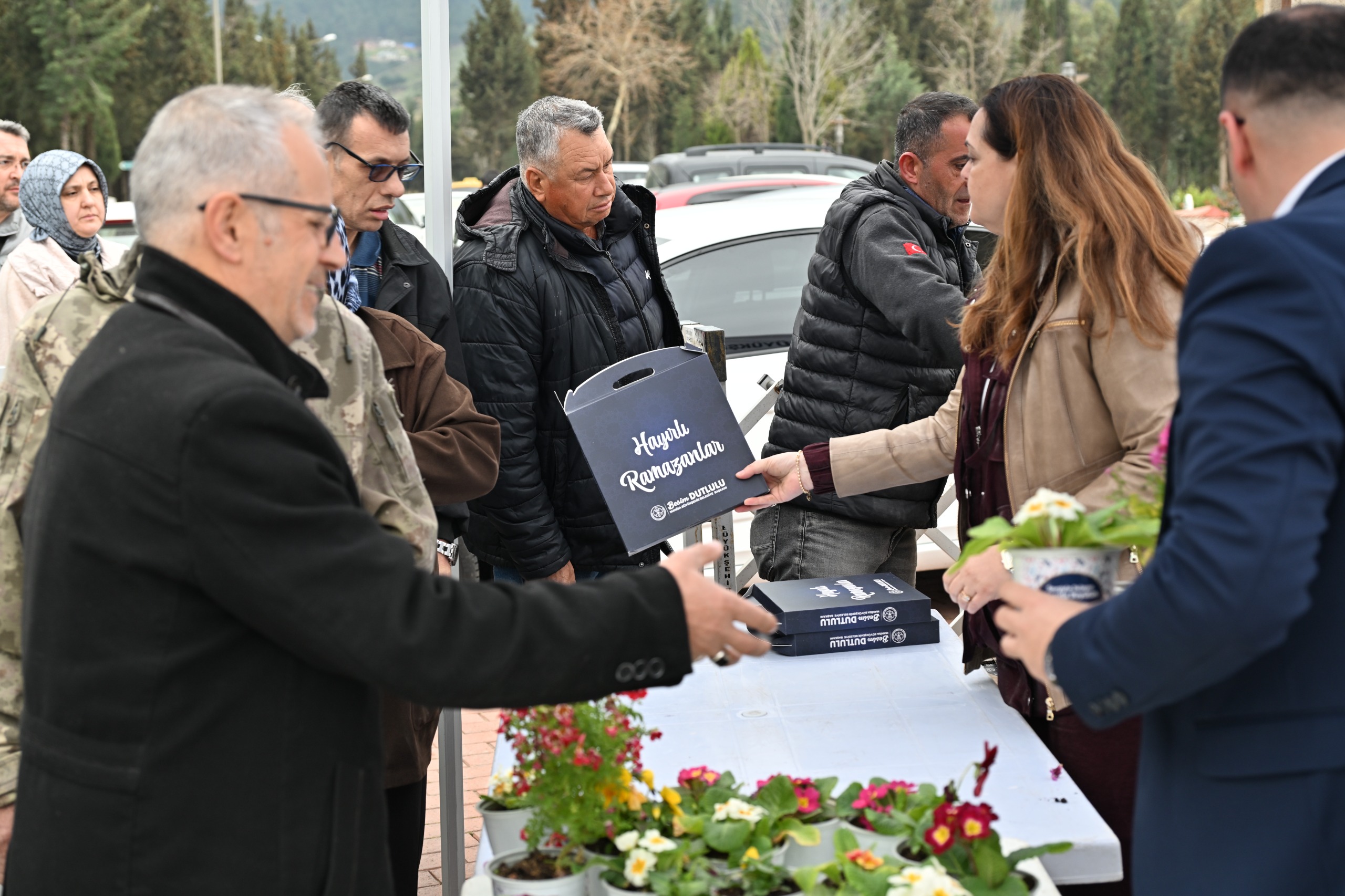 İlçelerde kabir ziyaretinde 20 Bin Yasin, 20 Bin Çiçek dağıtıldı