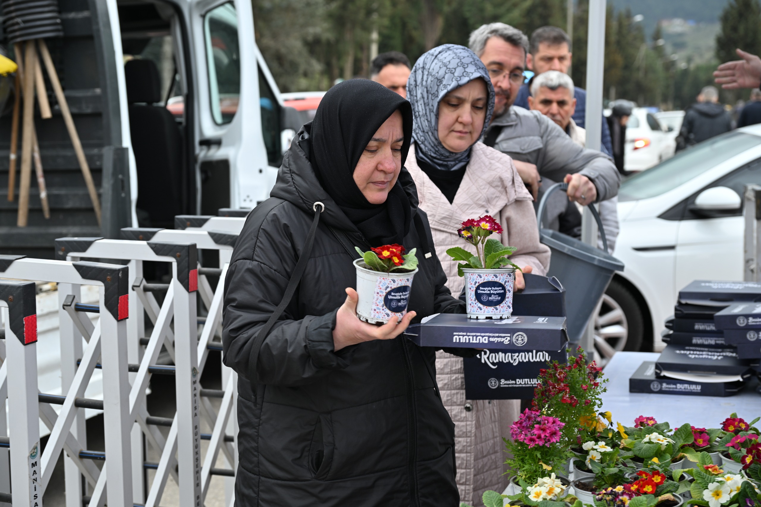 İlçelerde kabir ziyaretinde 20 Bin Yasin, 20 Bin Çiçek dağıtıldı