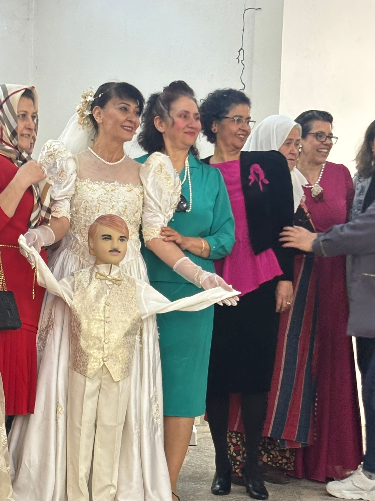 Gökkayalı kadınlardan örnek davranış: Defile geliriyle Atatürk büstü yenilenecek