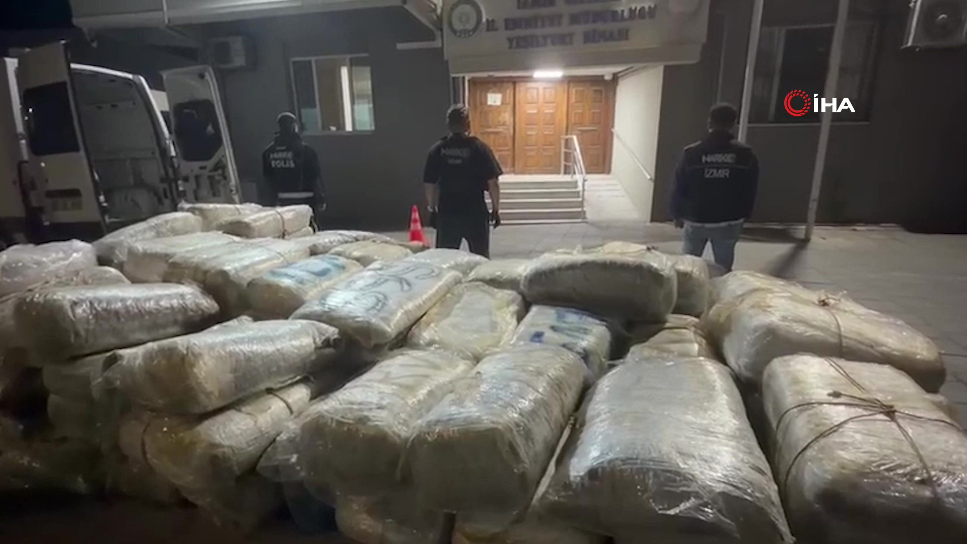 İzmir'de 1 tonu aşkın uyuşturucu ele geçirildi