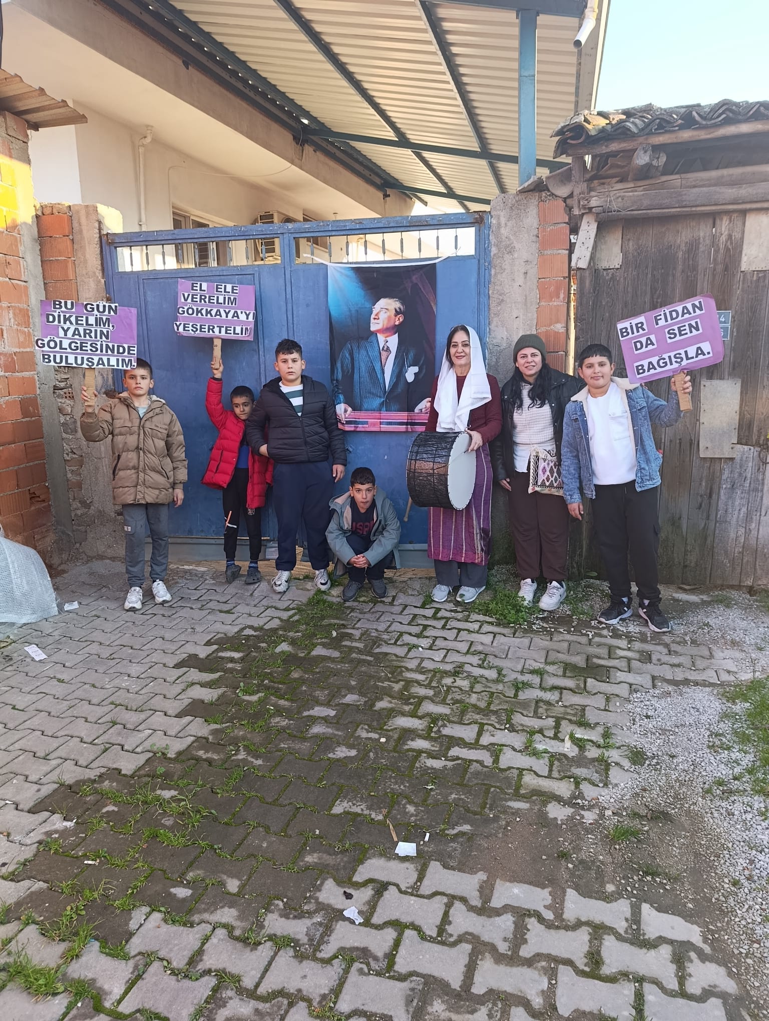 Gökkaya'da Kadınlar Davul Çalıp Bahşiş Topladı, Köylerini Yeşillendirdi