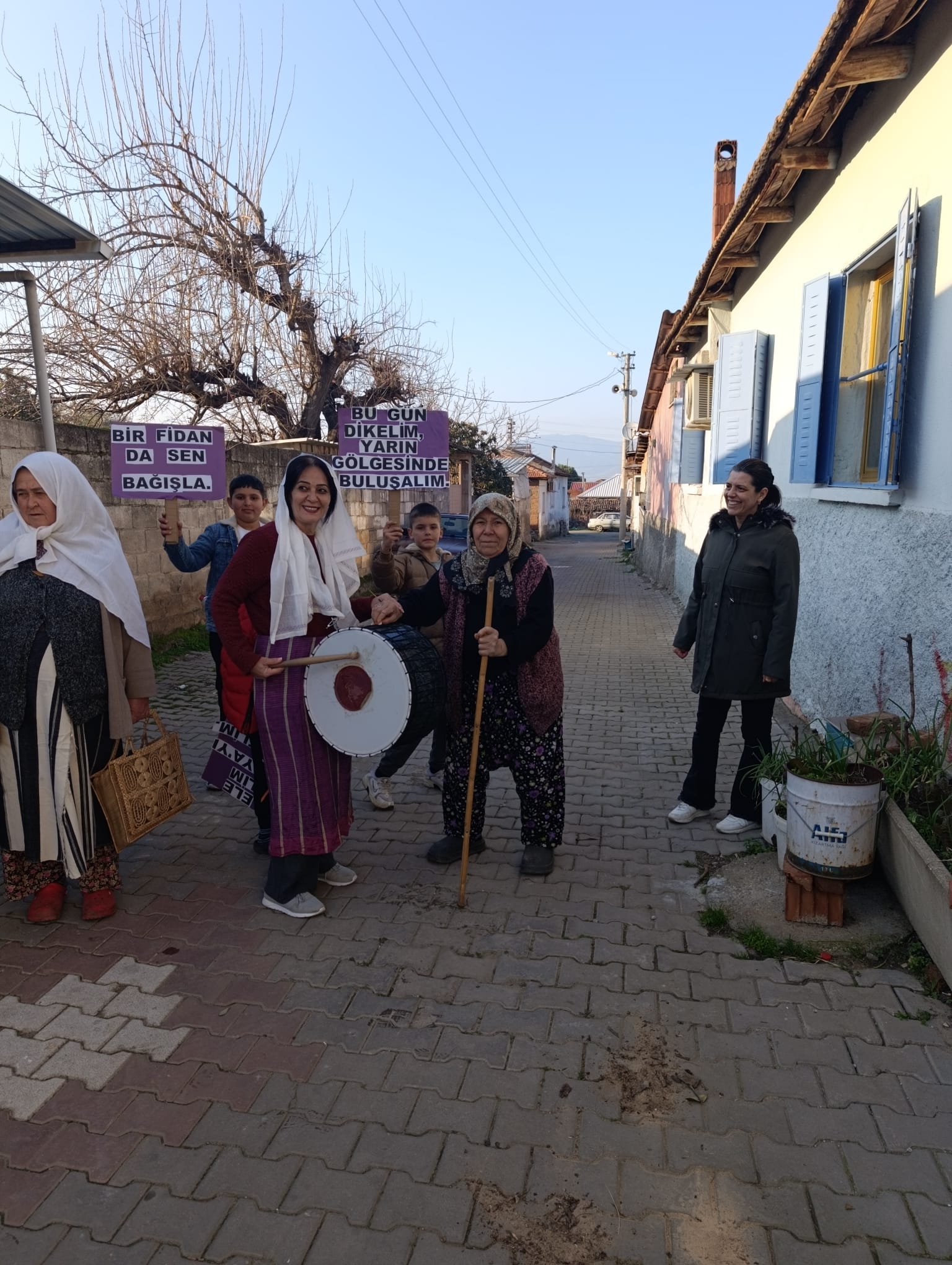 Gökkaya'da Kadınlar Davul Çalıp Bahşiş Topladı, Köylerini Yeşillendirdi