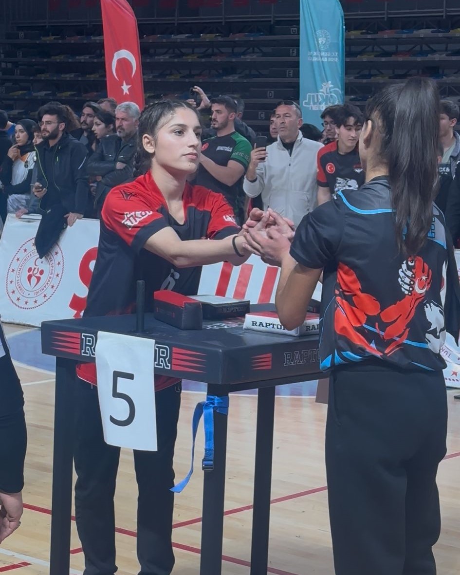 Turgutlu Zübeyde Hanım MTAL’den Bilek Güreşinde Türkiye Derecesi