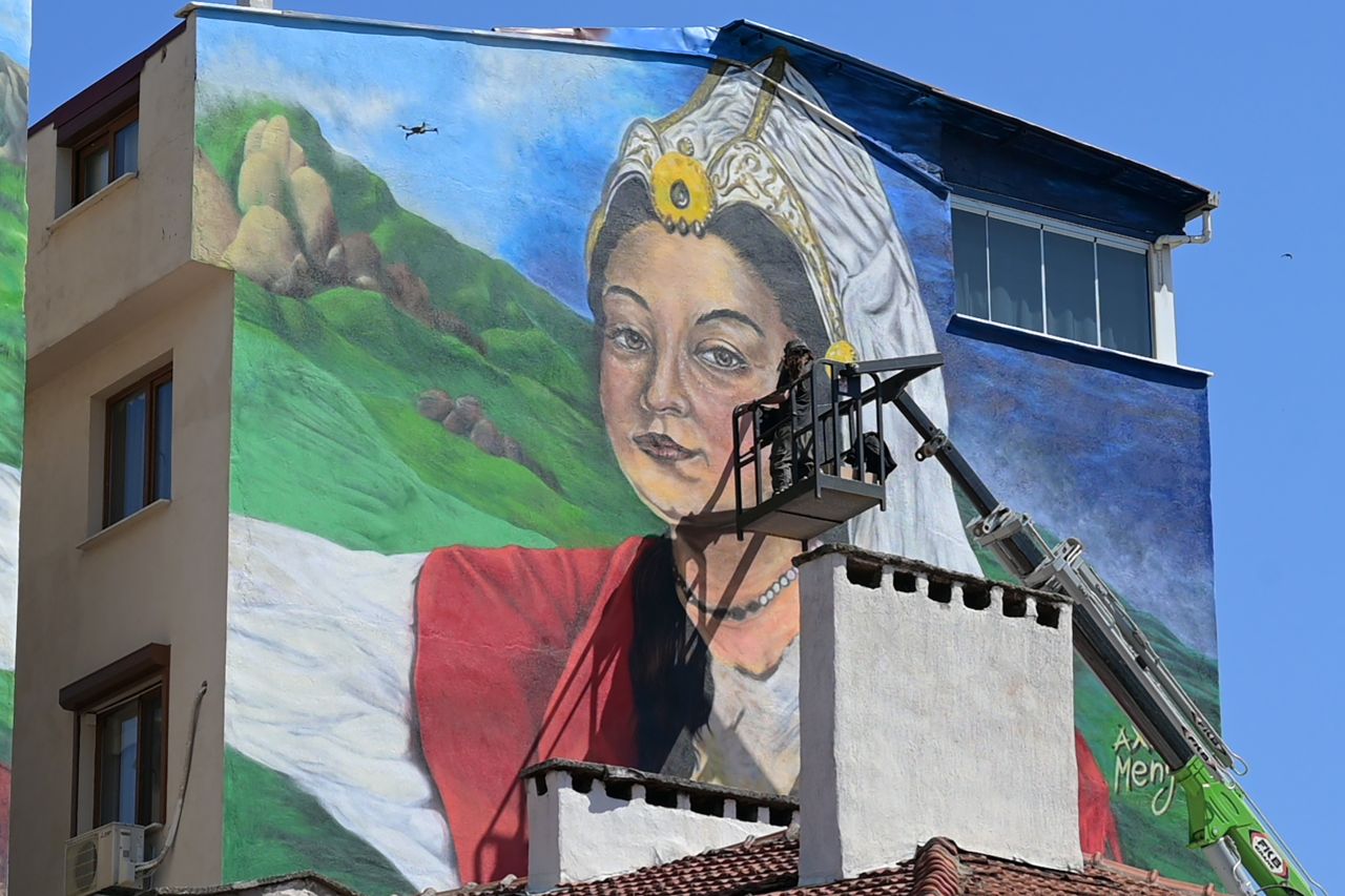 Manisa'da Mesir Macunu Festivali kapsamında duvarlar renklendi