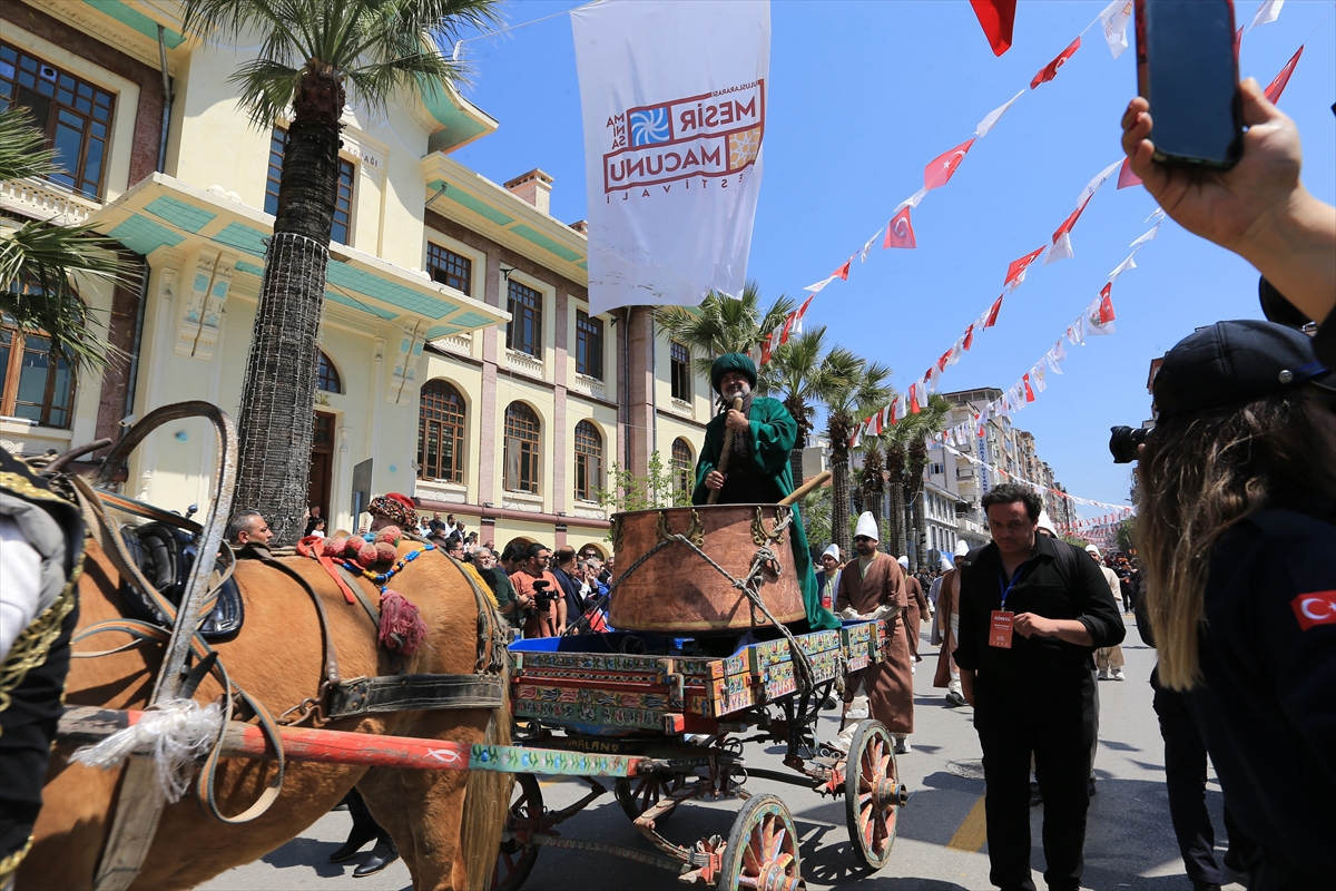Manisa'da 10 ton mesir macunu halka saçıldı