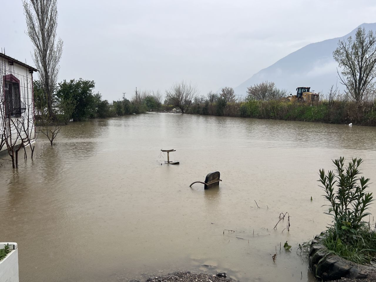 Manisa’da taşkın korkusu: Gediz Nehri yerleşimlere dayandı