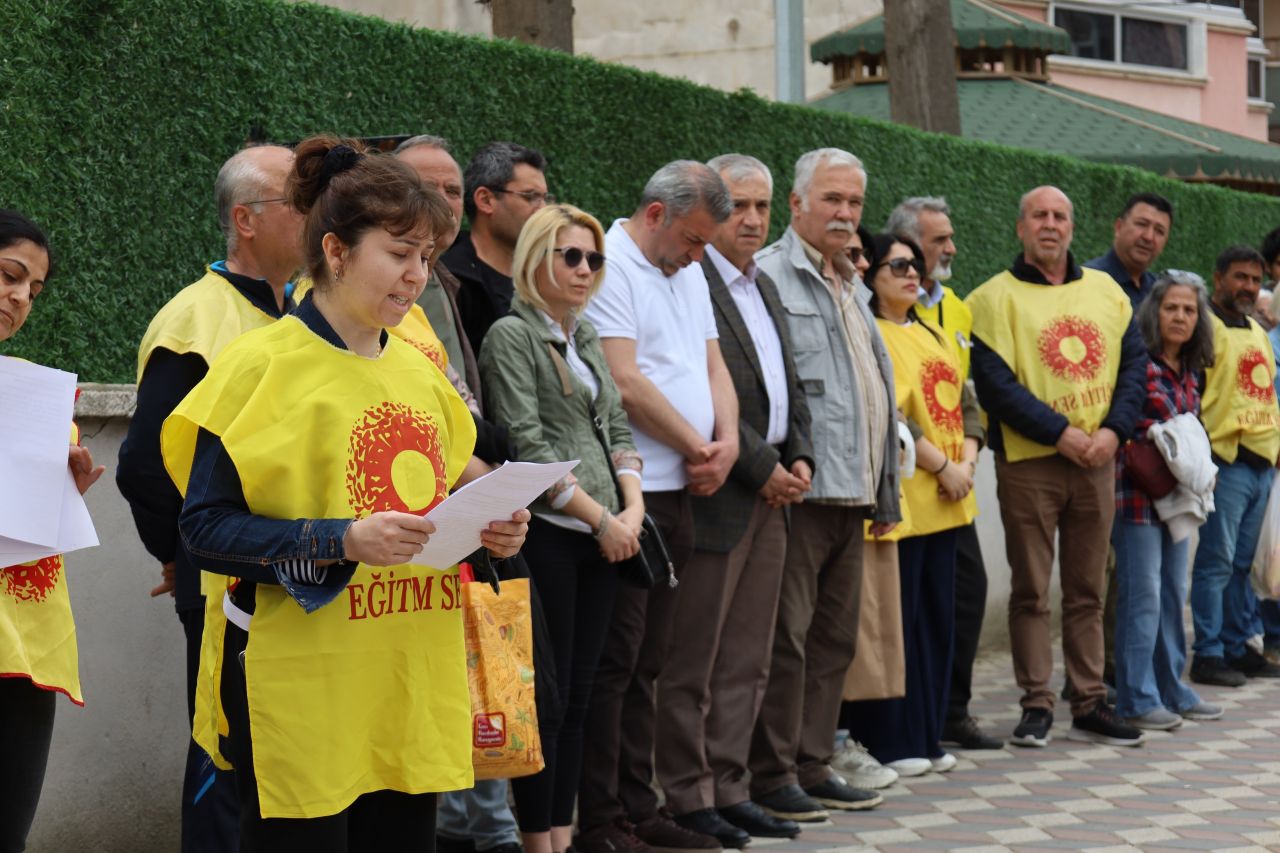 Eğitimde Şiddete Tepki: Turgutlu’da 'İnsan Zinciri' Oluşturuldu