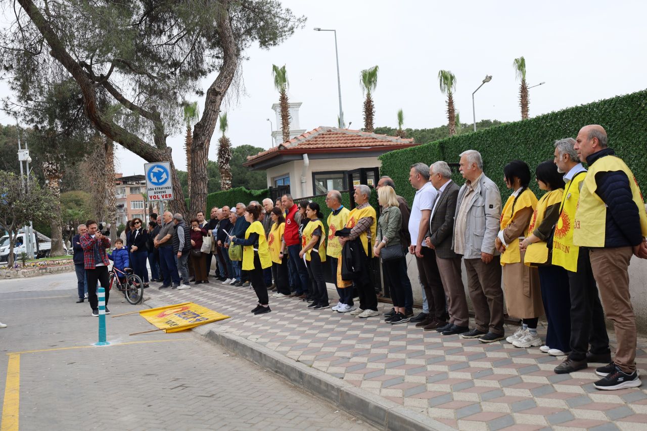 Eğitimde Şiddete Tepki: Turgutlu’da 'İnsan Zinciri' Oluşturuldu