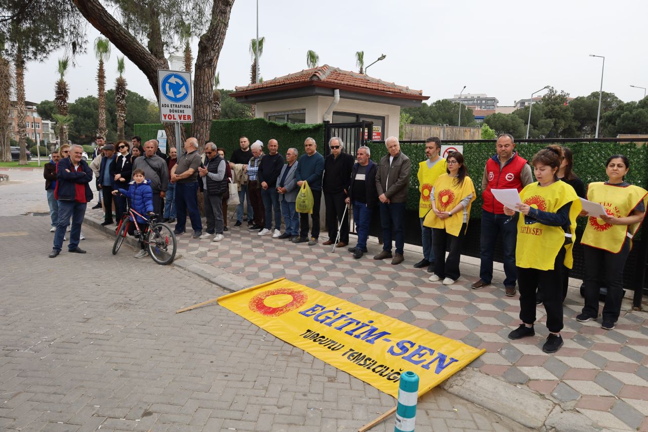 Eğitimde Şiddete Tepki: Turgutlu’da 'İnsan Zinciri' Oluşturuldu