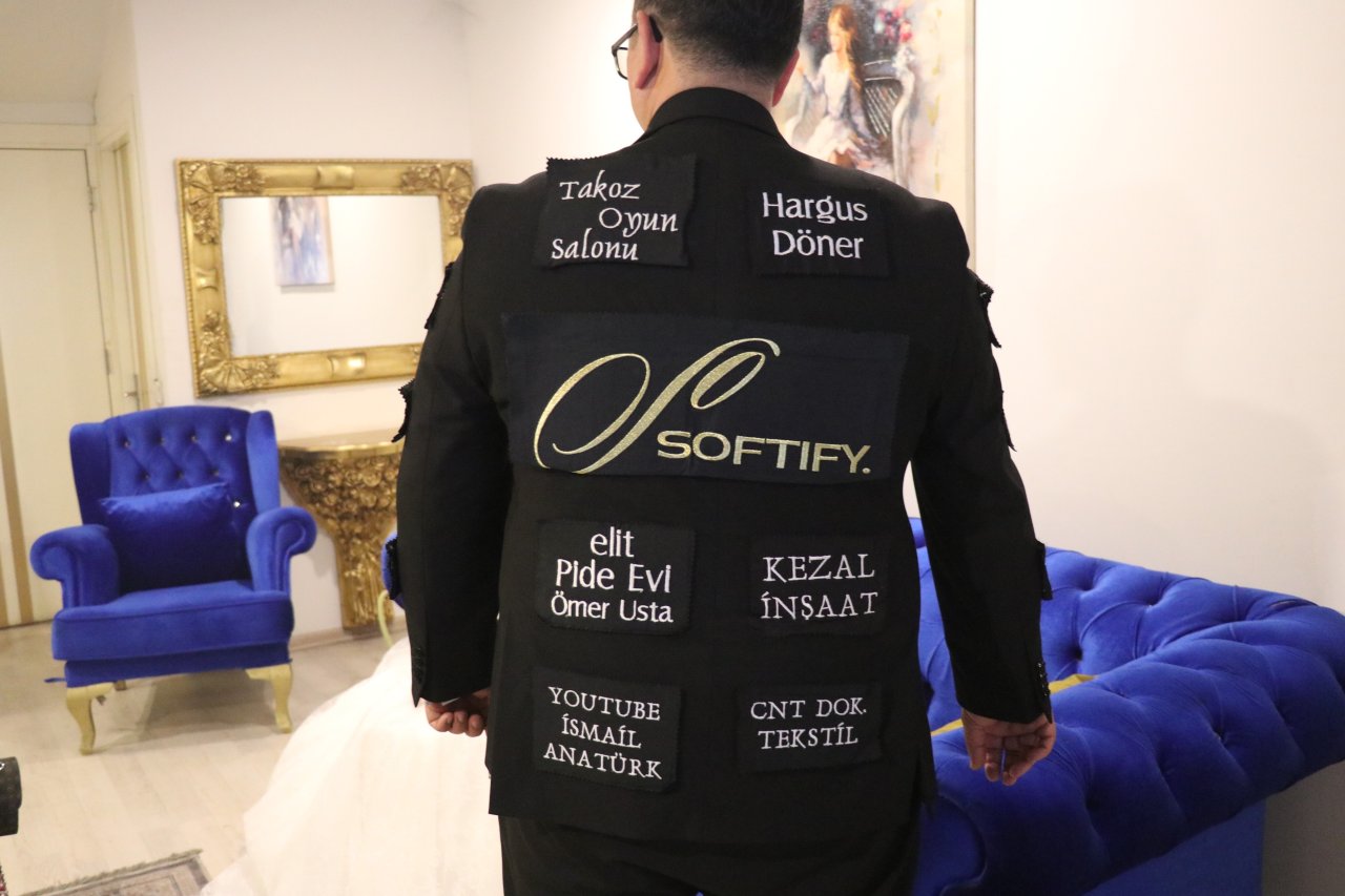Düğün masrafları için damatlığını reklam panosuna çevirdi