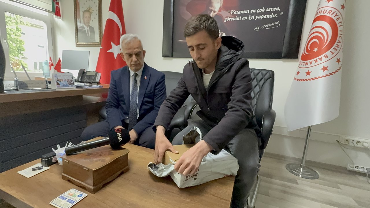 Amatör fotoğrafçının ödülü kendisine teslim edildi