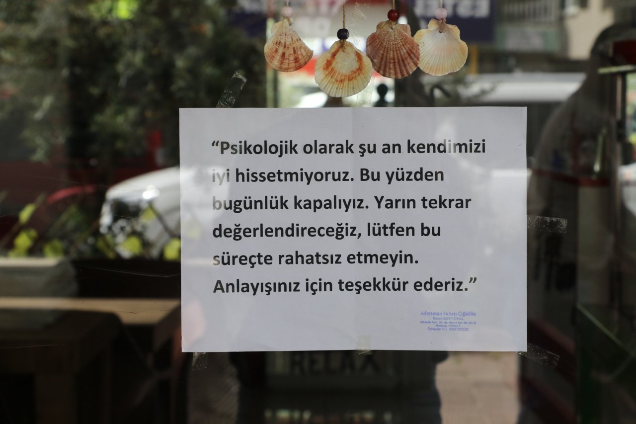 "Psikolojim bozuk" deyip dükkanı açmadı, cama astığı yazıyla dikkat çekti