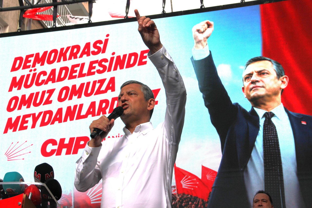 Özel memleketi Manisa'da konuştu: "Baş veririm partiyi kimseye teslim etmem"