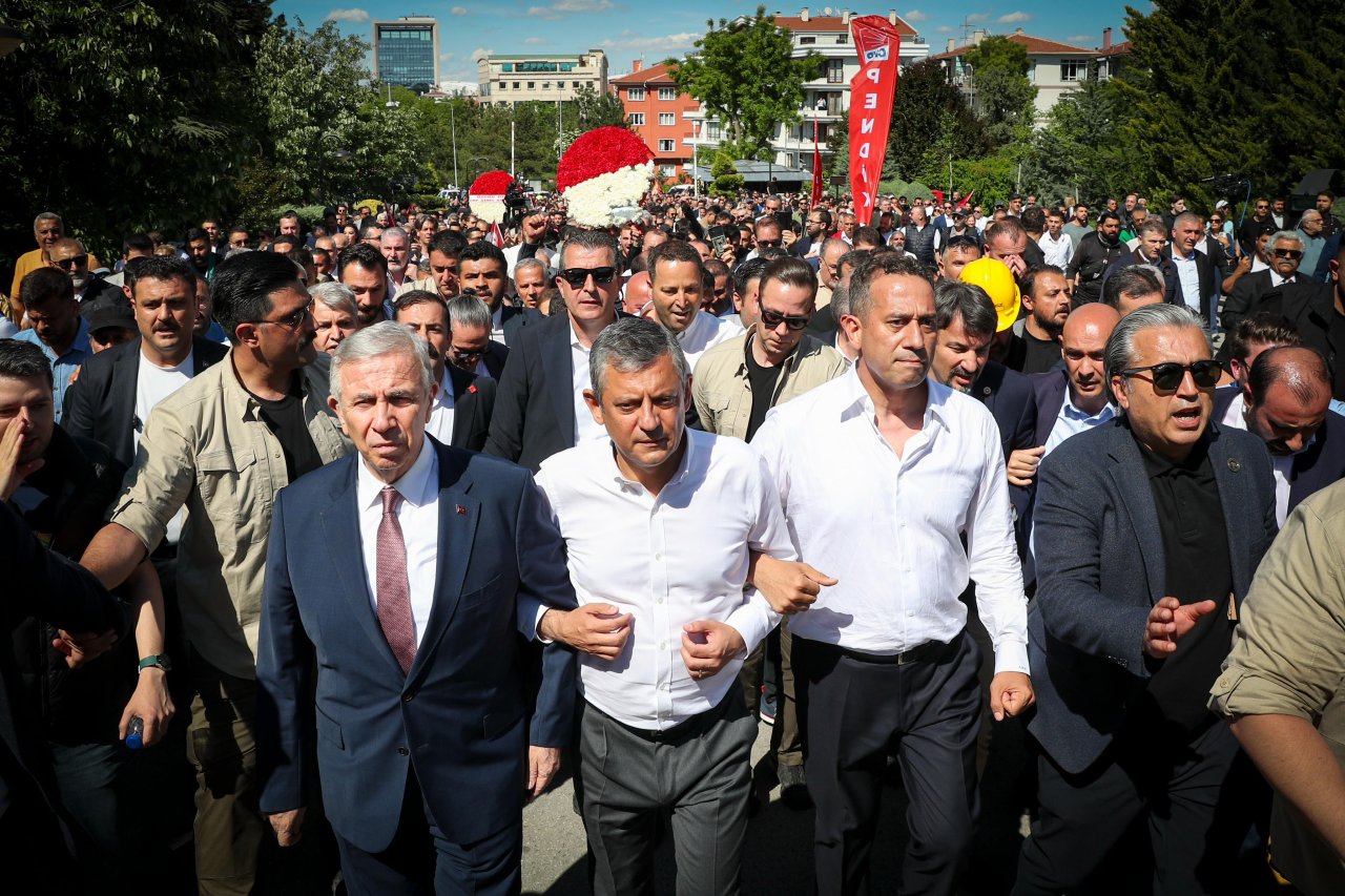 Özgür Özel on binlerce kişiyle bayramlaştı, kol kola Anıtkabir’e yüründü
