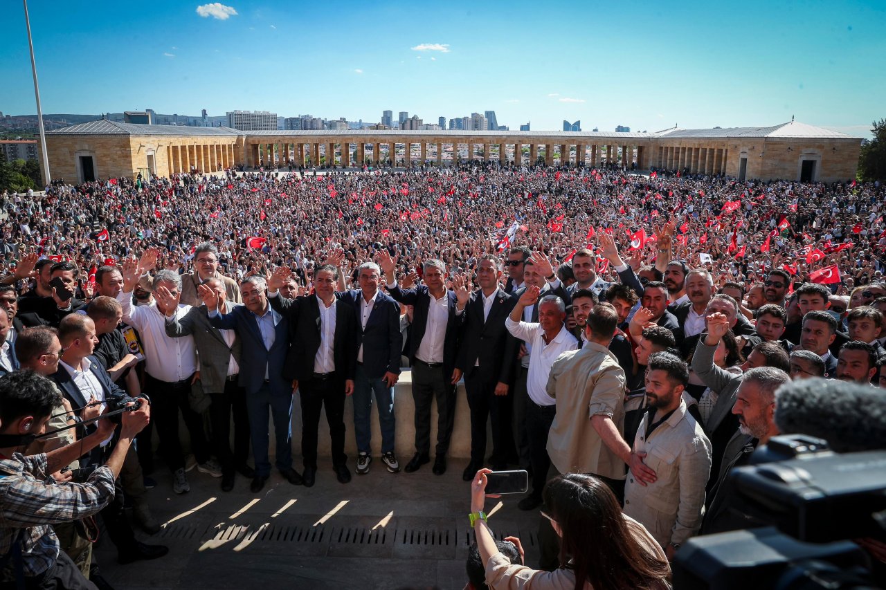 Özgür Özel on binlerce kişiyle bayramlaştı, kol kola Anıtkabir’e yüründü