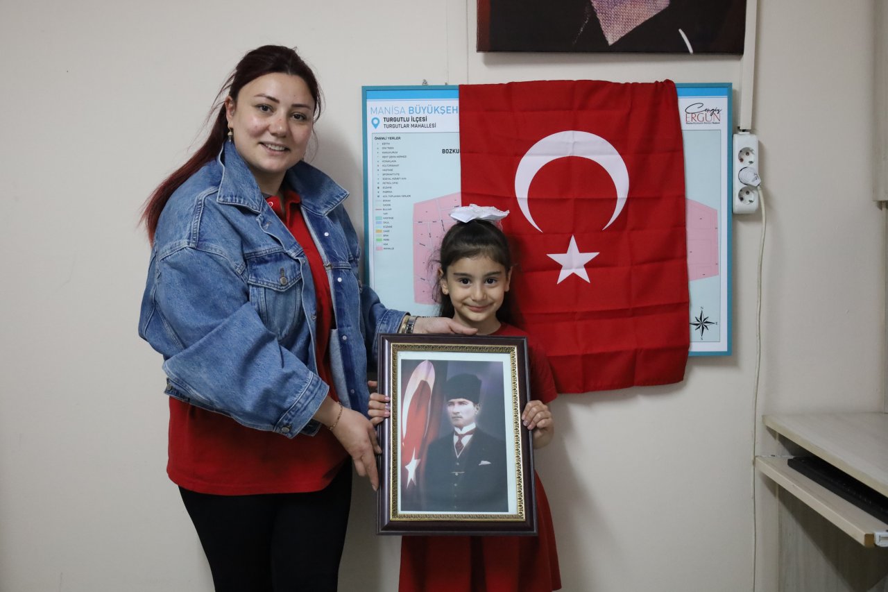 Atatürk Sevdalısı Minik Yazel İstiklal Marşı’nın 10 Kıtasını Ezbere Okuyor