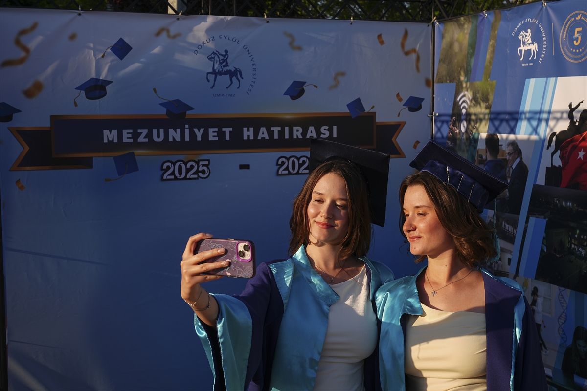 İkiz kardeşler Aleyna ve İlayda hemşirelik fakültesinden birlikte mezun oldu