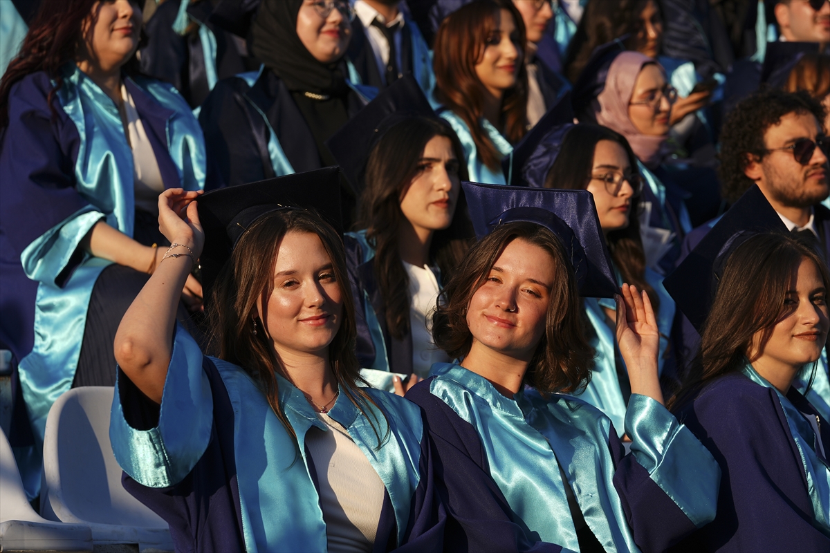 İkiz kardeşler Aleyna ve İlayda hemşirelik fakültesinden birlikte mezun oldu